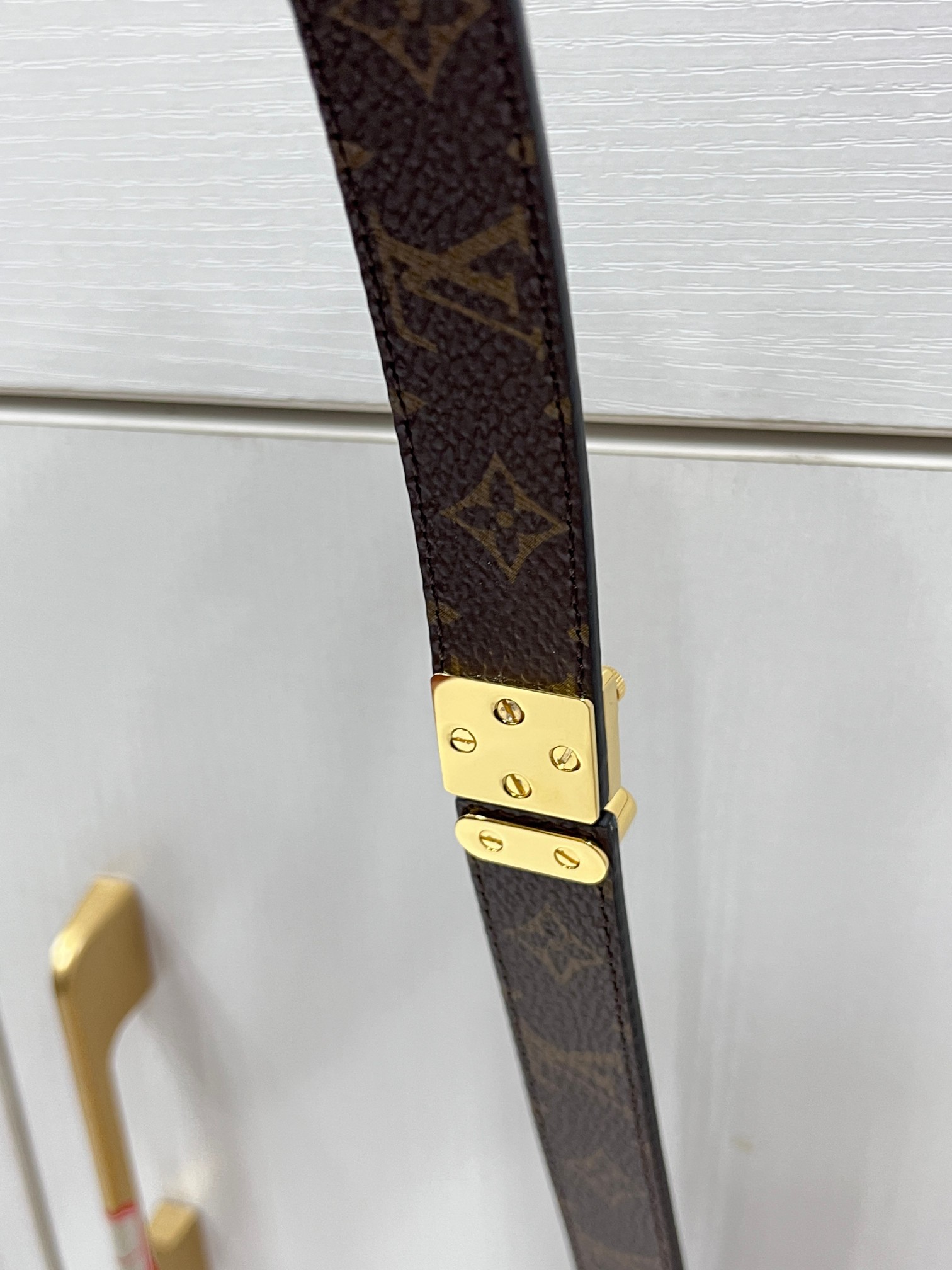 2.0黑色Serrures 腰带取材牛皮革，以耀目 S-Lock 搭扣致意品牌传统硬箱。路易威登标识压纹