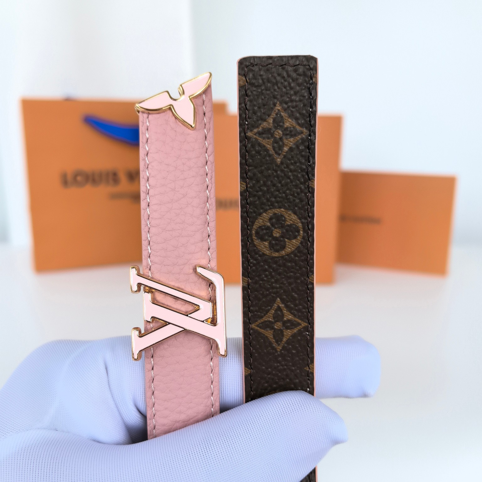 LV女款皮带 20mm本款 Pretty LV 双面腰带以耀目金属雕琢 LV Initiales 搭扣和末端的不完整 Monogram 花卉,凝聚工艺淬炼和创意巧思.华美皮革和经典 Monogram 帆布分饰两面