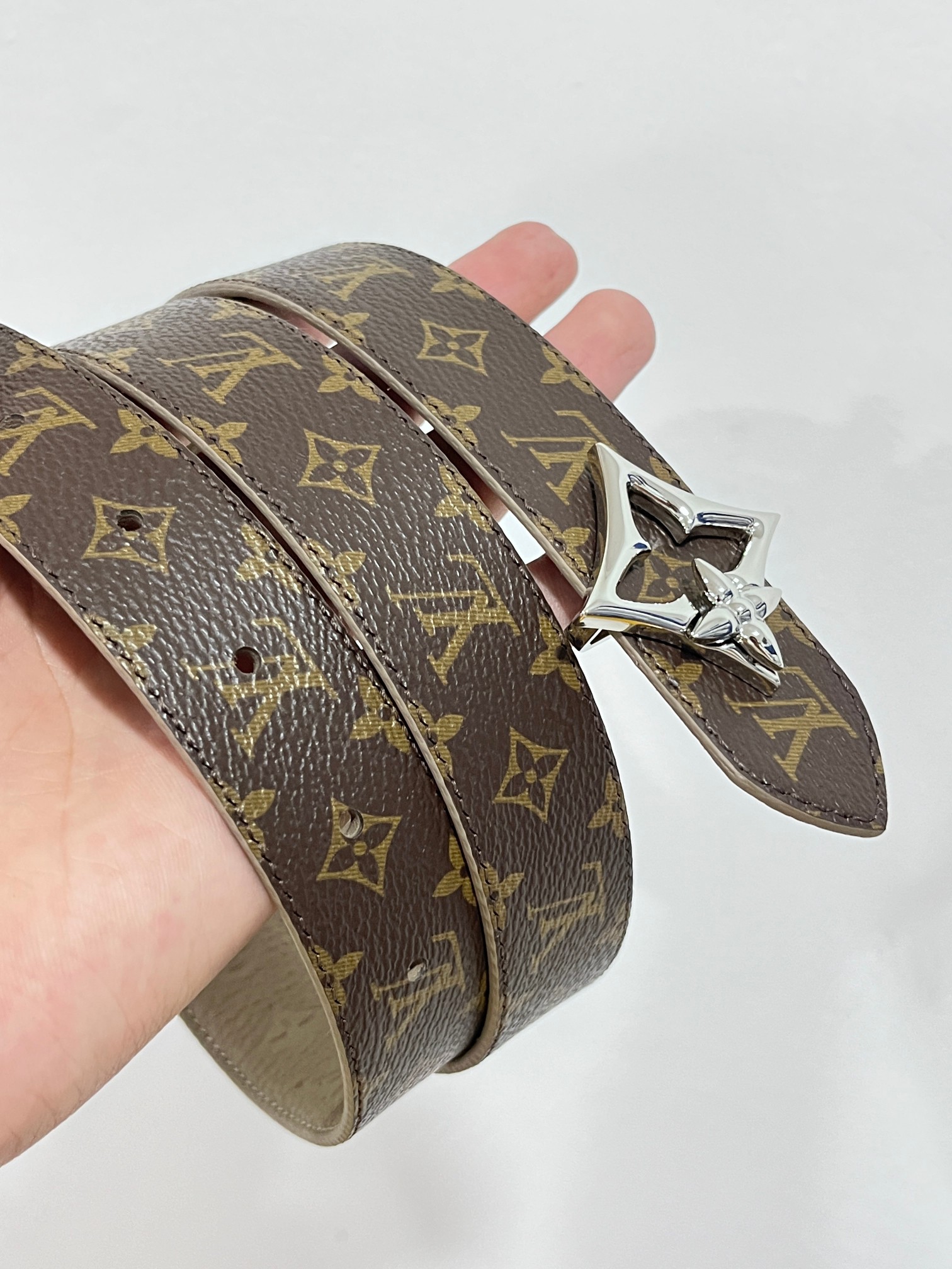 LV 宽3.0 双面腰带选用 Monogram 帆布和 Monogram 压纹皮革演绎两式风尚,以宛若珠宝的柔美搭扣致意 Monogram 花卉 5