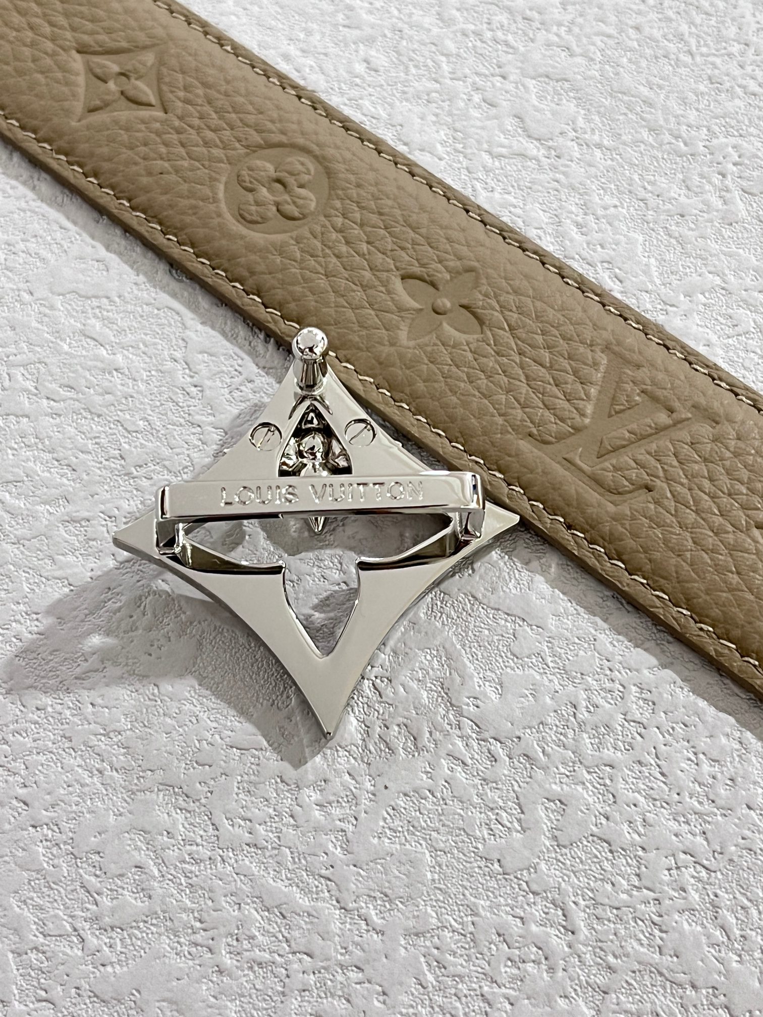 LV 宽3.0 双面腰带选用 Monogram 帆布和 Monogram 压纹皮革演绎两式风尚,以宛若珠宝的柔美搭扣致意 Monogram 花卉 4