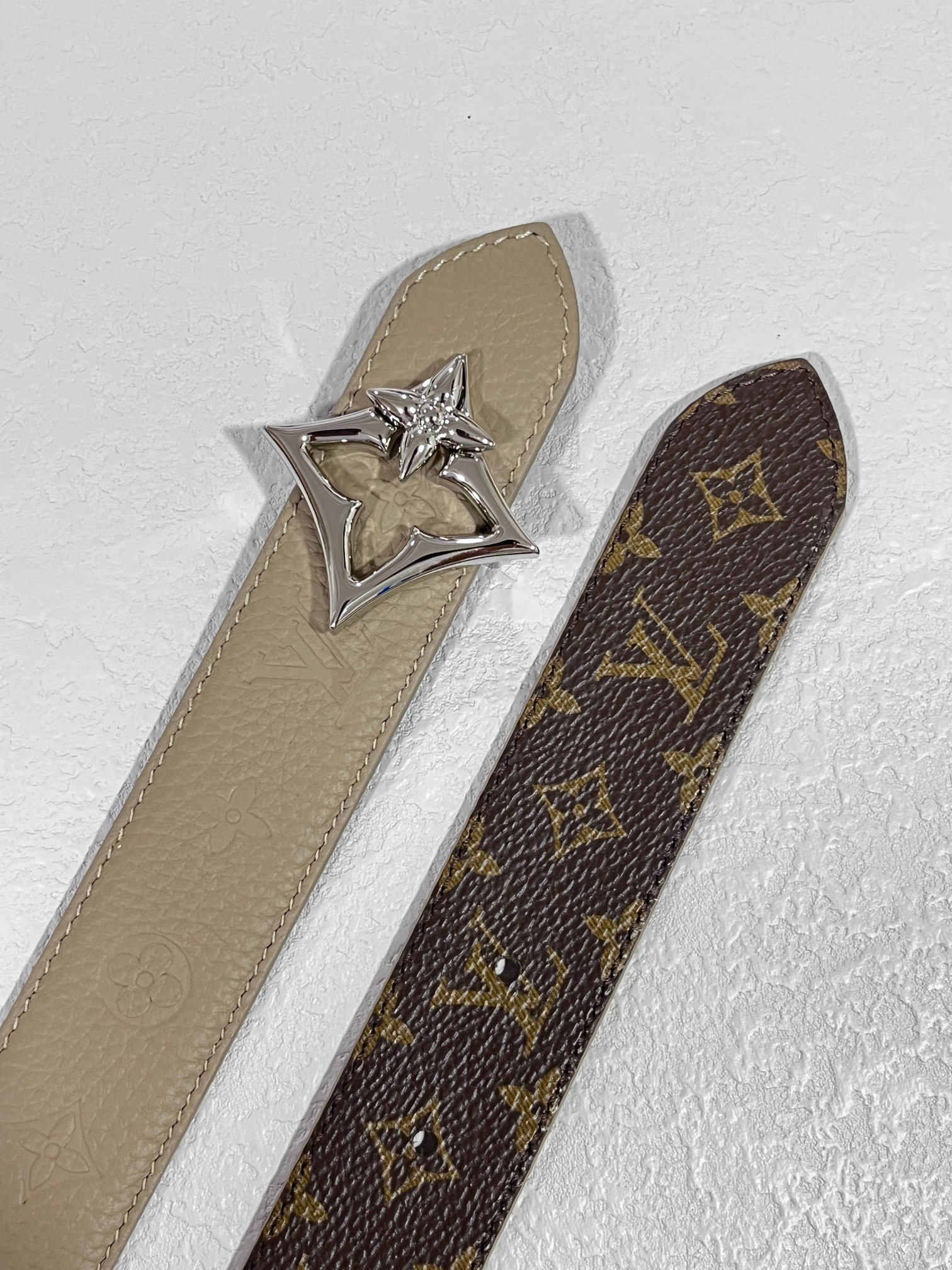 LV 宽3.0 双面腰带选用 Monogram 帆布和 Monogram 压纹皮革演绎两式风尚,以宛若珠宝的柔美搭扣致意 Monogram 花卉 3