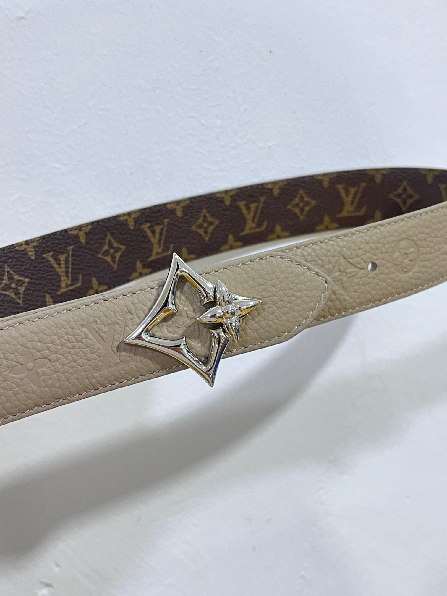LV 宽3.0 双面腰带选用 Monogram 帆布和 Monogram 压纹皮革演绎两式风尚,以宛若珠宝的柔美搭扣致意 Monogram 花卉 2