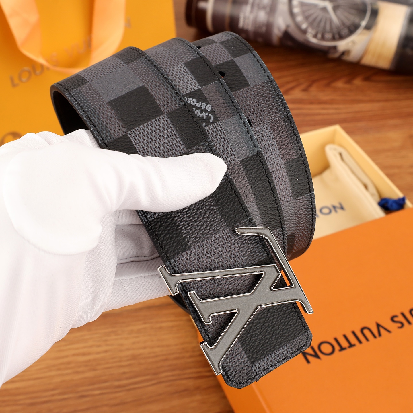 4.0mm当季新款，一面帆布印花，一面进口牛皮，达配精品扣头，官网同步。