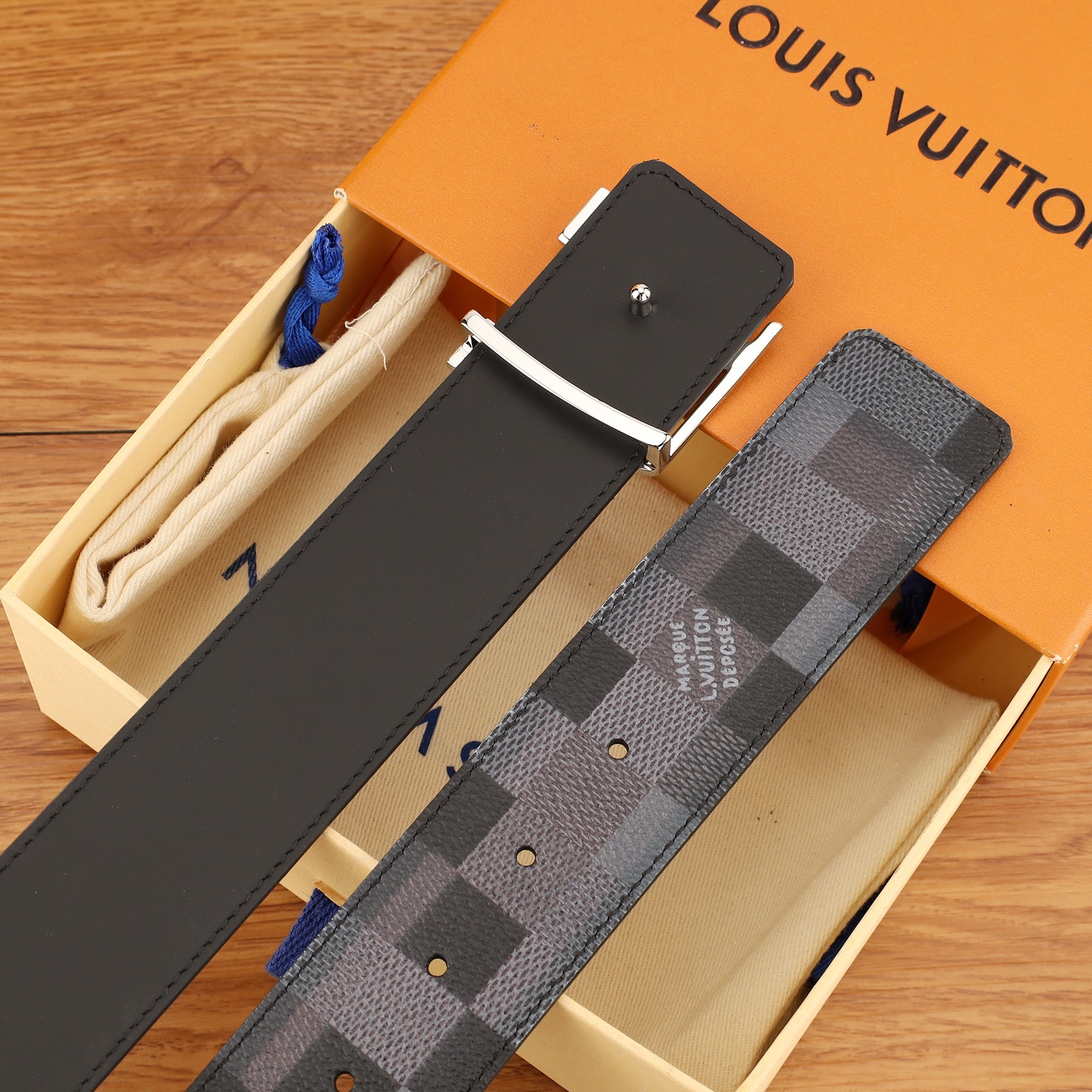 4.0mm当季新款，一面帆布印花，一面进口牛皮，达配精品扣头，官网同步。