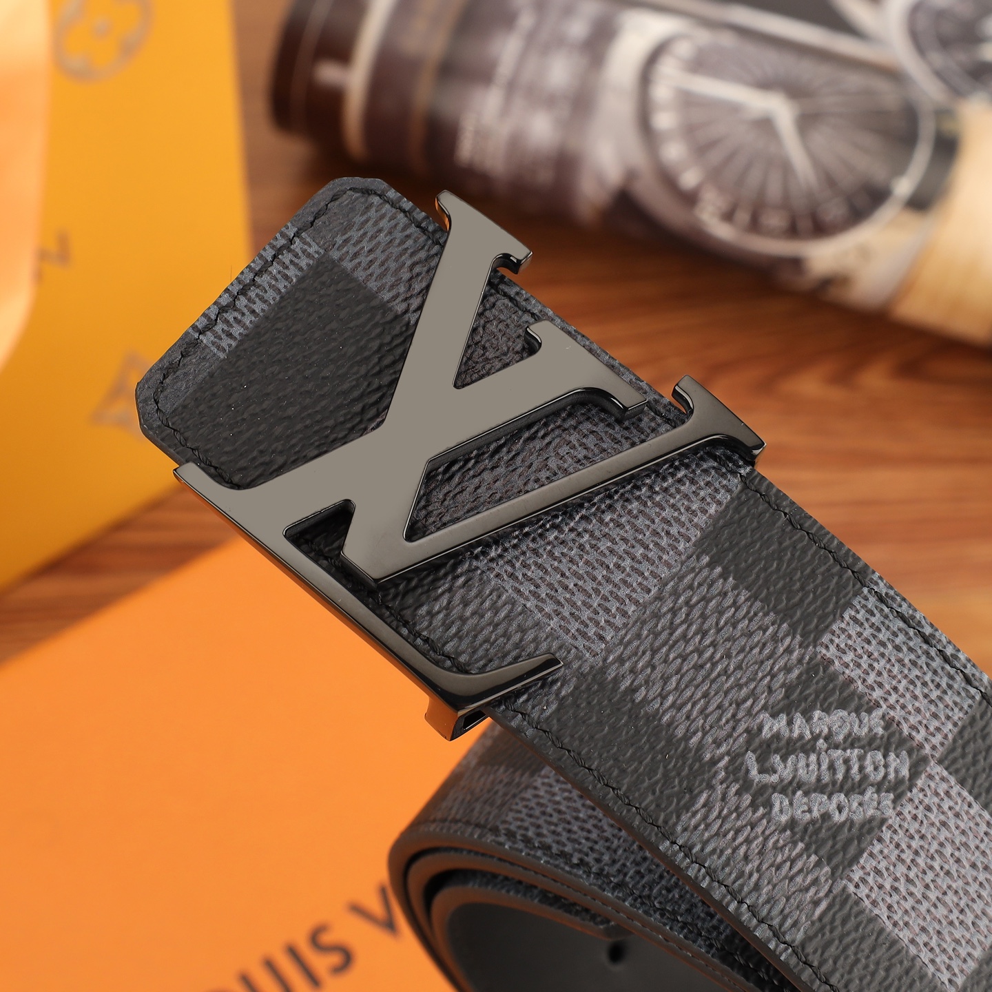 4.0mm当季新款，一面帆布印花，一面进口牛皮，达配精品扣头，官网同步。