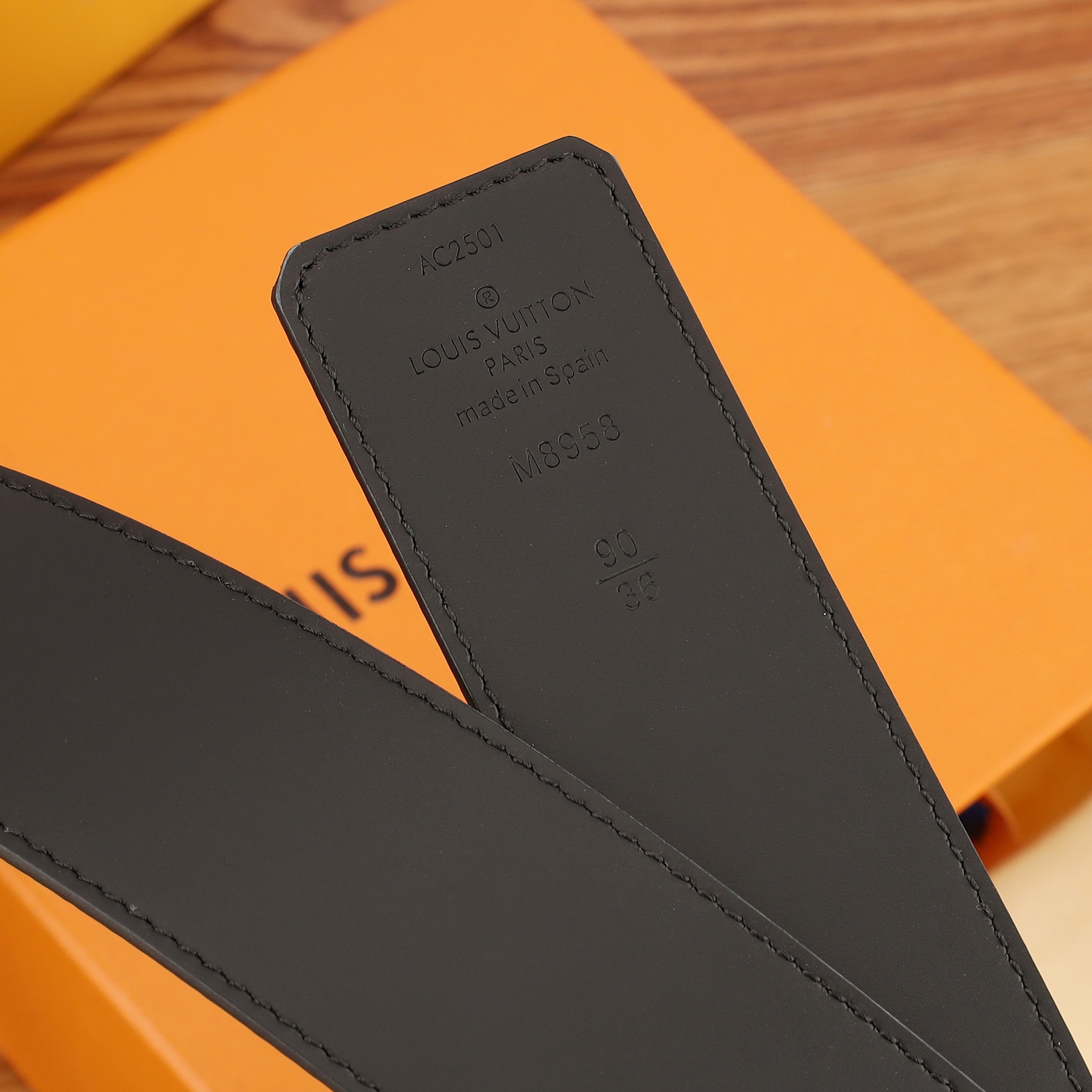 4.0mm当季新款，一面帆布印花，一面进口牛皮，达配精品扣头，官网同步。