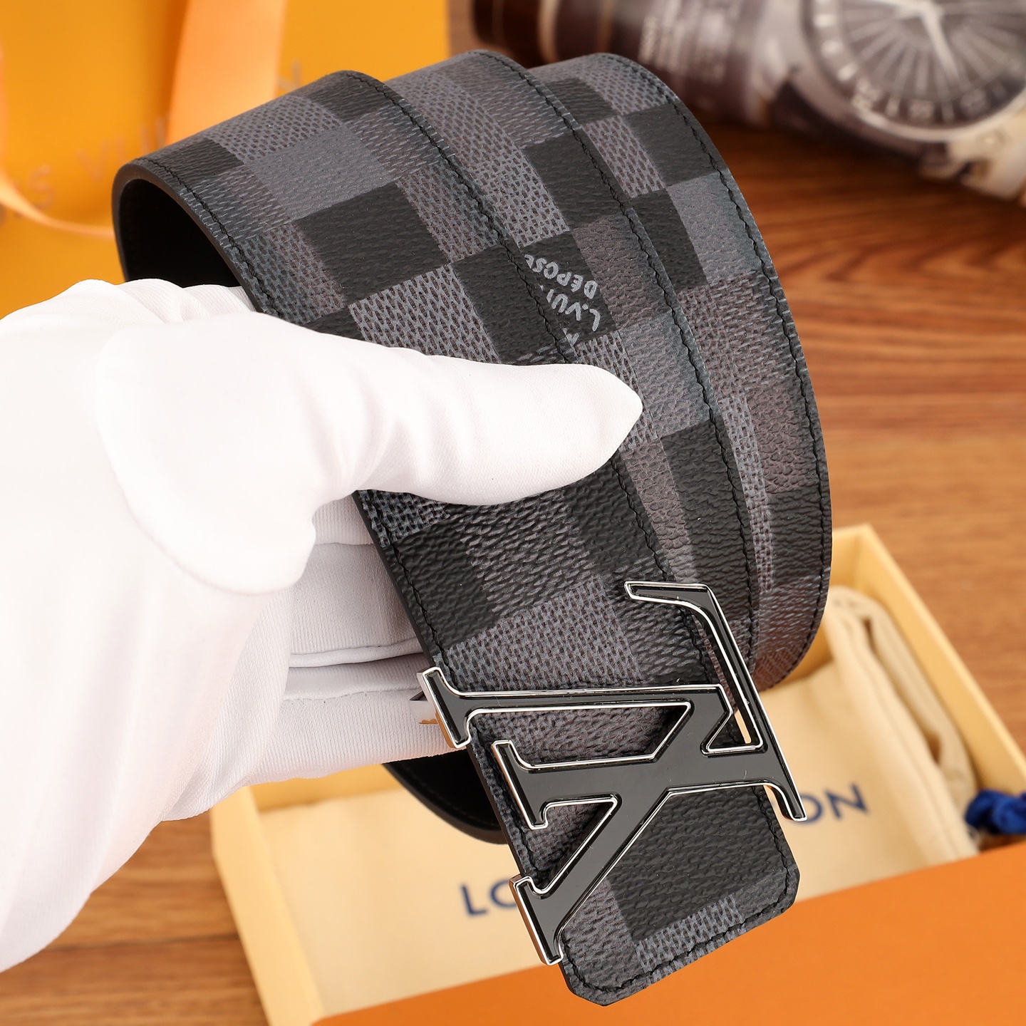 4.0mm当季新款，一面帆布印花，一面进口牛皮，达配精品扣头，官网同步。