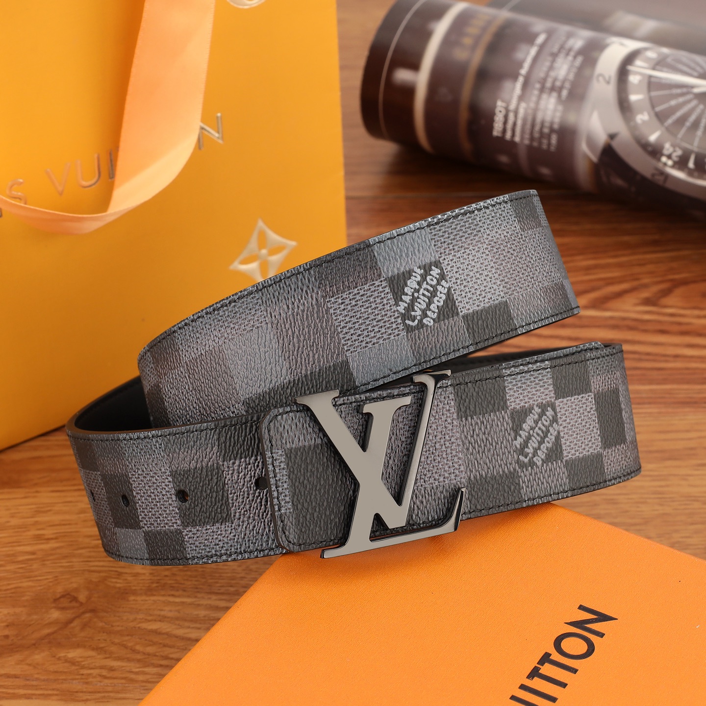 4.0mm当季新款，一面帆布印花，一面进口牛皮，达配精品扣头，官网同步。