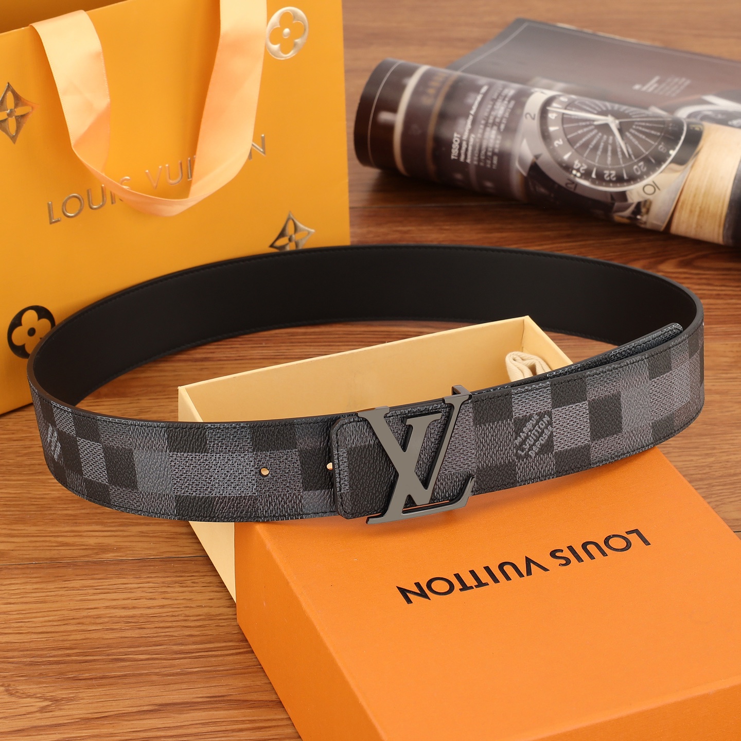 4.0mm当季新款，一面帆布印花，一面进口牛皮，达配精品扣头，官网同步。