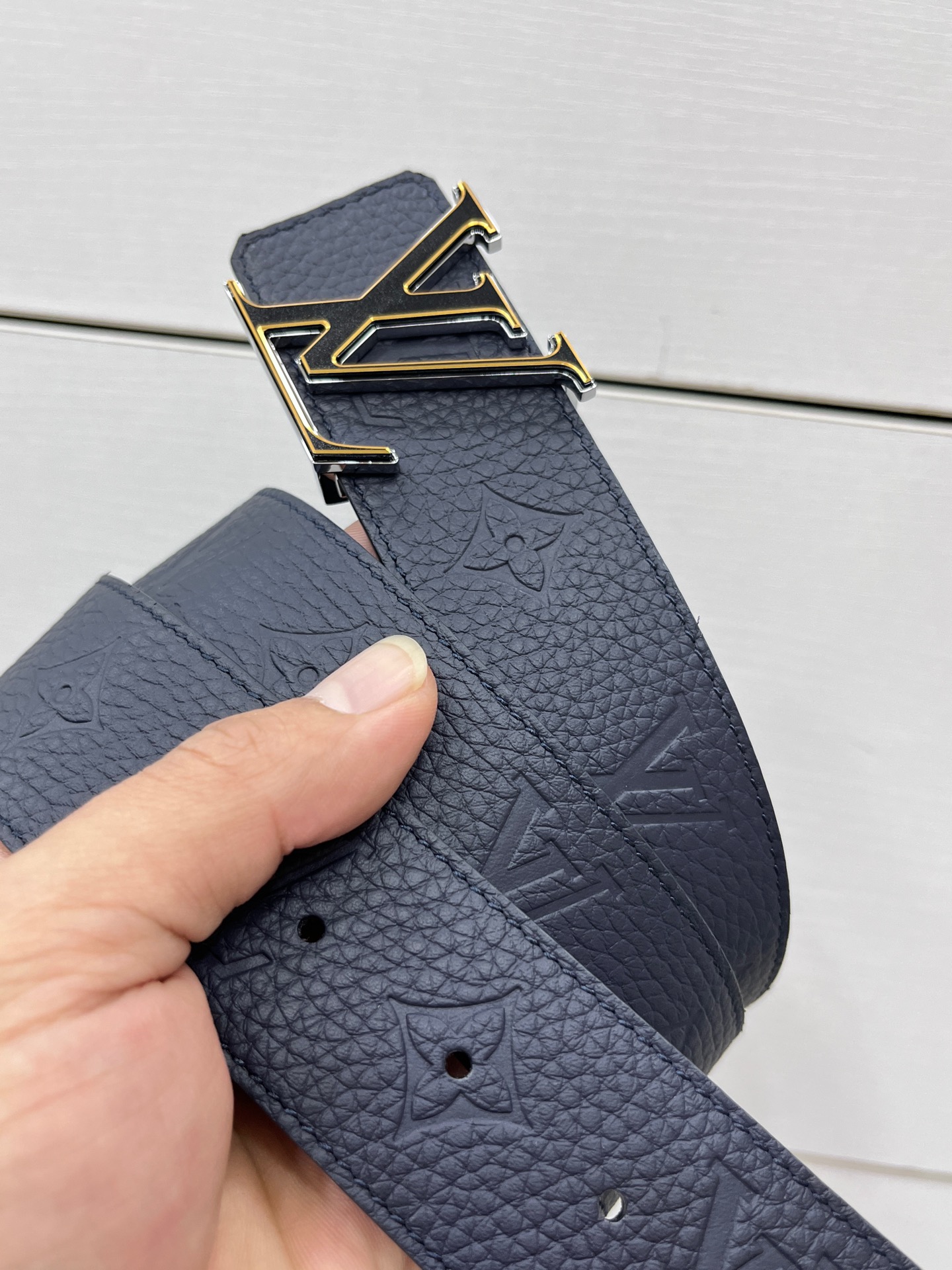 ZJ特级精品\nLV Shadow mm Reversible Belt是一种引人注目的风格，可以以两种不同的方式穿着。皮革外表面采用银色调五金件提升，融合了LV Initials和Monogram Flowers，带有低调的横向条纹。背面则提供更为低调的外观，采用白纯色，适合搭配任何服装。