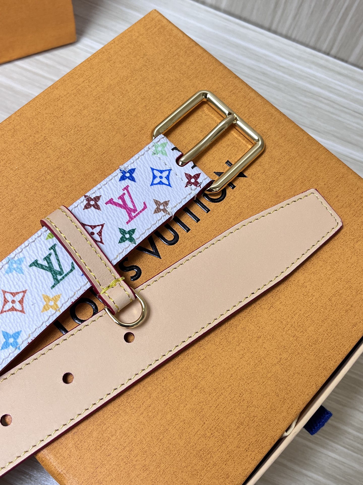 【当季新款】
这款宽30毫米由路易威登与日本艺术家村上隆联袂打造LVX TM LV D-Ring 双面腰