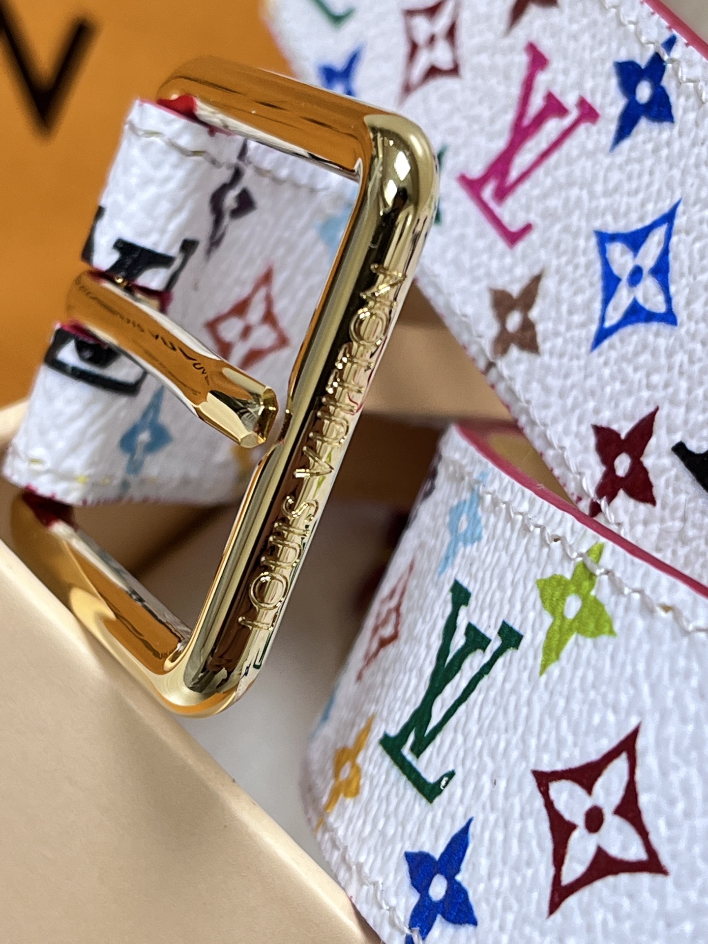 【当季新款】
这款宽30毫米由路易威登与日本艺术家村上隆联袂打造LVX TM LV D-Ring 双面腰