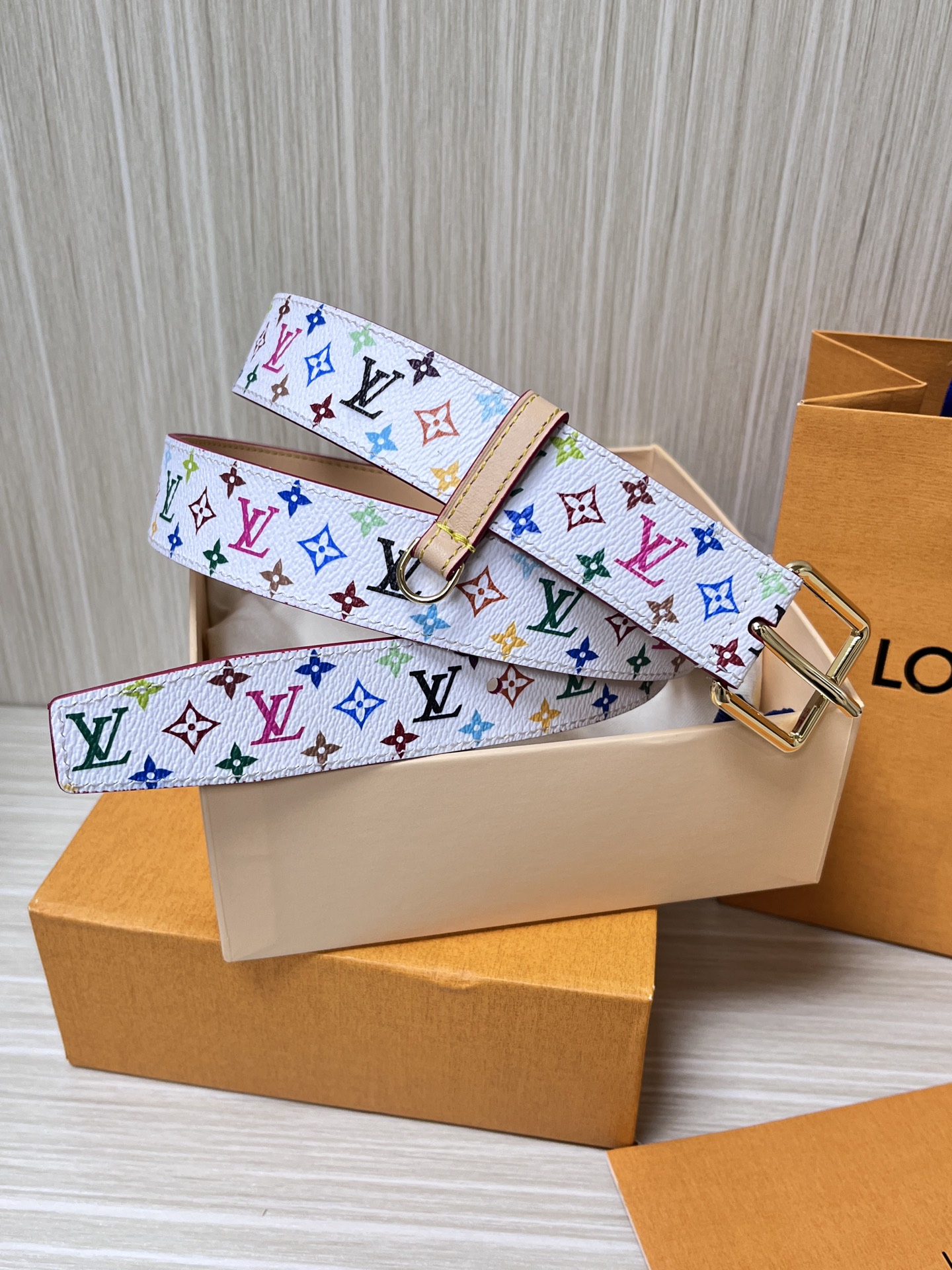 【当季新款】
这款宽30毫米由路易威登与日本艺术家村上隆联袂打造LVX TM LV D-Ring 双面腰
