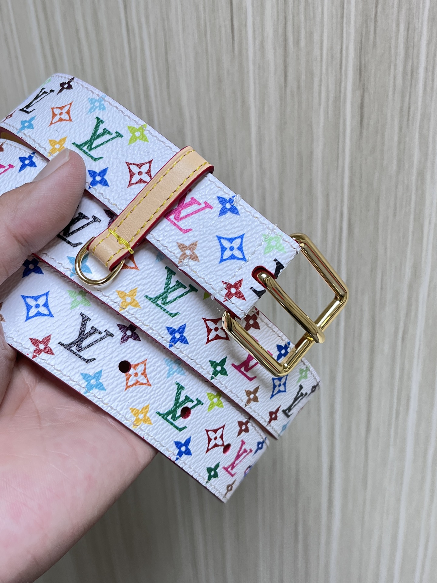 【当季新款】
这款宽30毫米由路易威登与日本艺术家村上隆联袂打造LVX TM LV D-Ring 双面腰