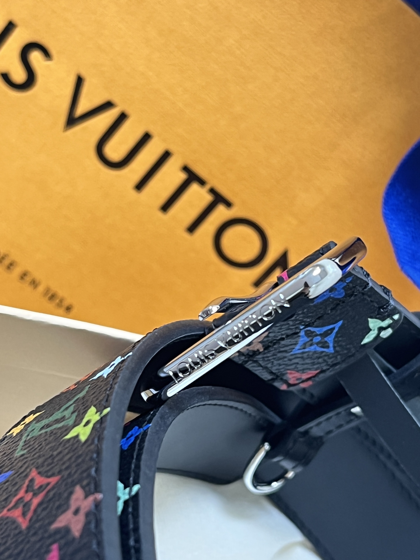 【当季新款】
这款宽30毫米由路易威登与日本艺术家村上隆联袂打造LVX TM LV D-Ring 双面腰