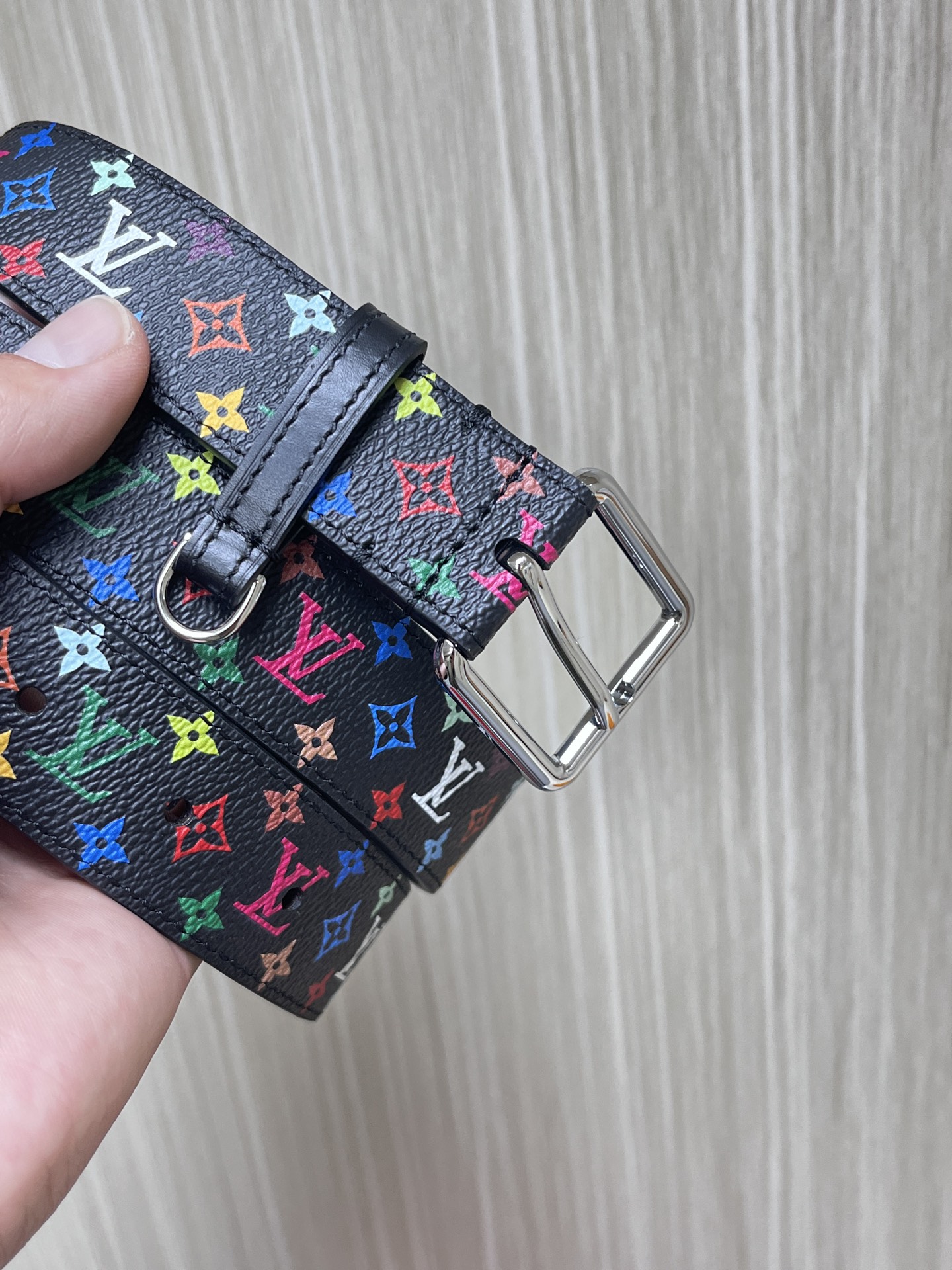 【当季新款】
这款宽30毫米由路易威登与日本艺术家村上隆联袂打造LVX TM LV D-Ring 双面腰