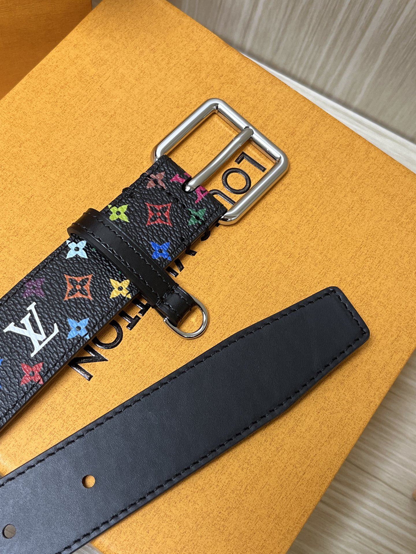 【当季新款】
这款宽30毫米由路易威登与日本艺术家村上隆联袂打造LVX TM LV D-Ring 双面腰