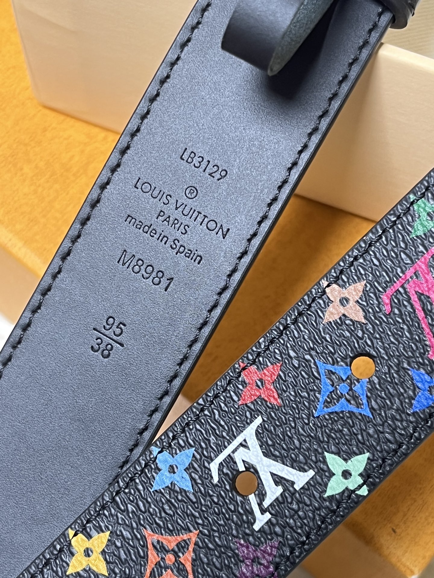 【当季新款】
这款宽30毫米由路易威登与日本艺术家村上隆联袂打造LVX TM LV D-Ring 双面腰
