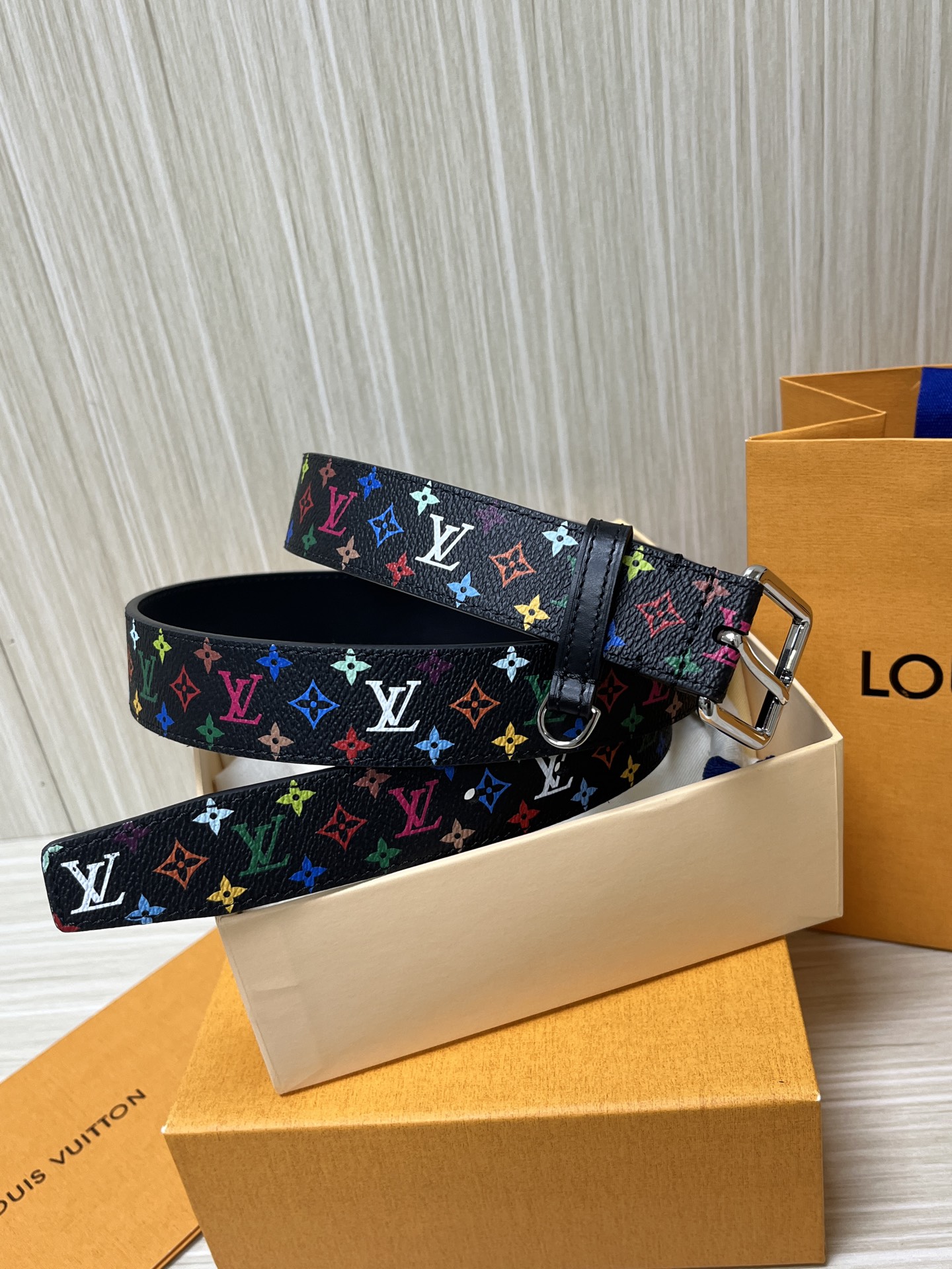 【当季新款】
这款宽30毫米由路易威登与日本艺术家村上隆联袂打造LVX TM LV D-Ring 双面腰