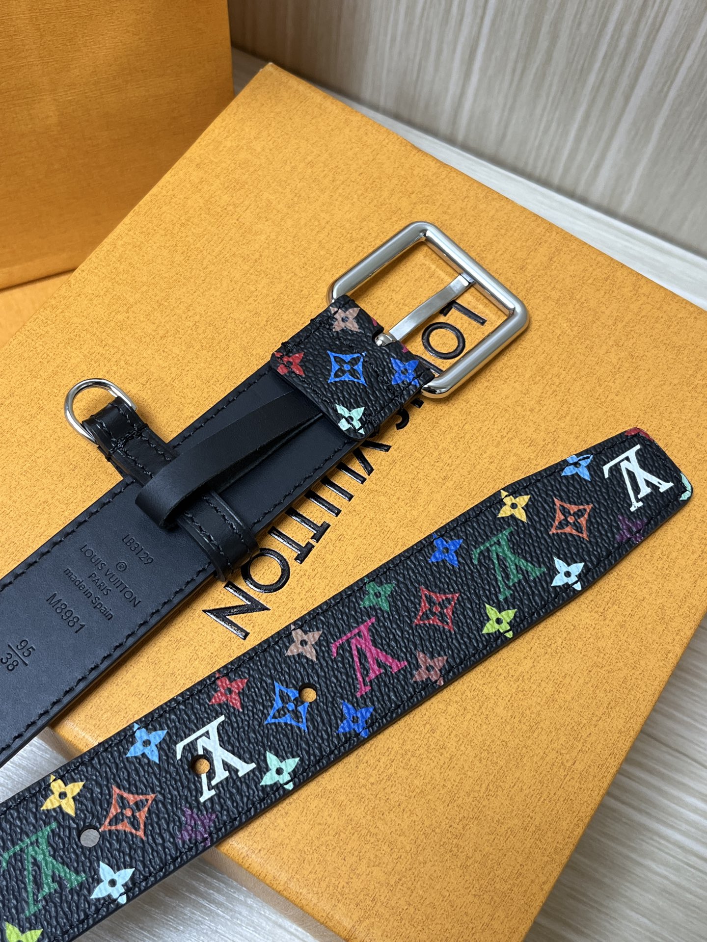 【当季新款】
这款宽30毫米由路易威登与日本艺术家村上隆联袂打造LVX TM LV D-Ring 双面腰