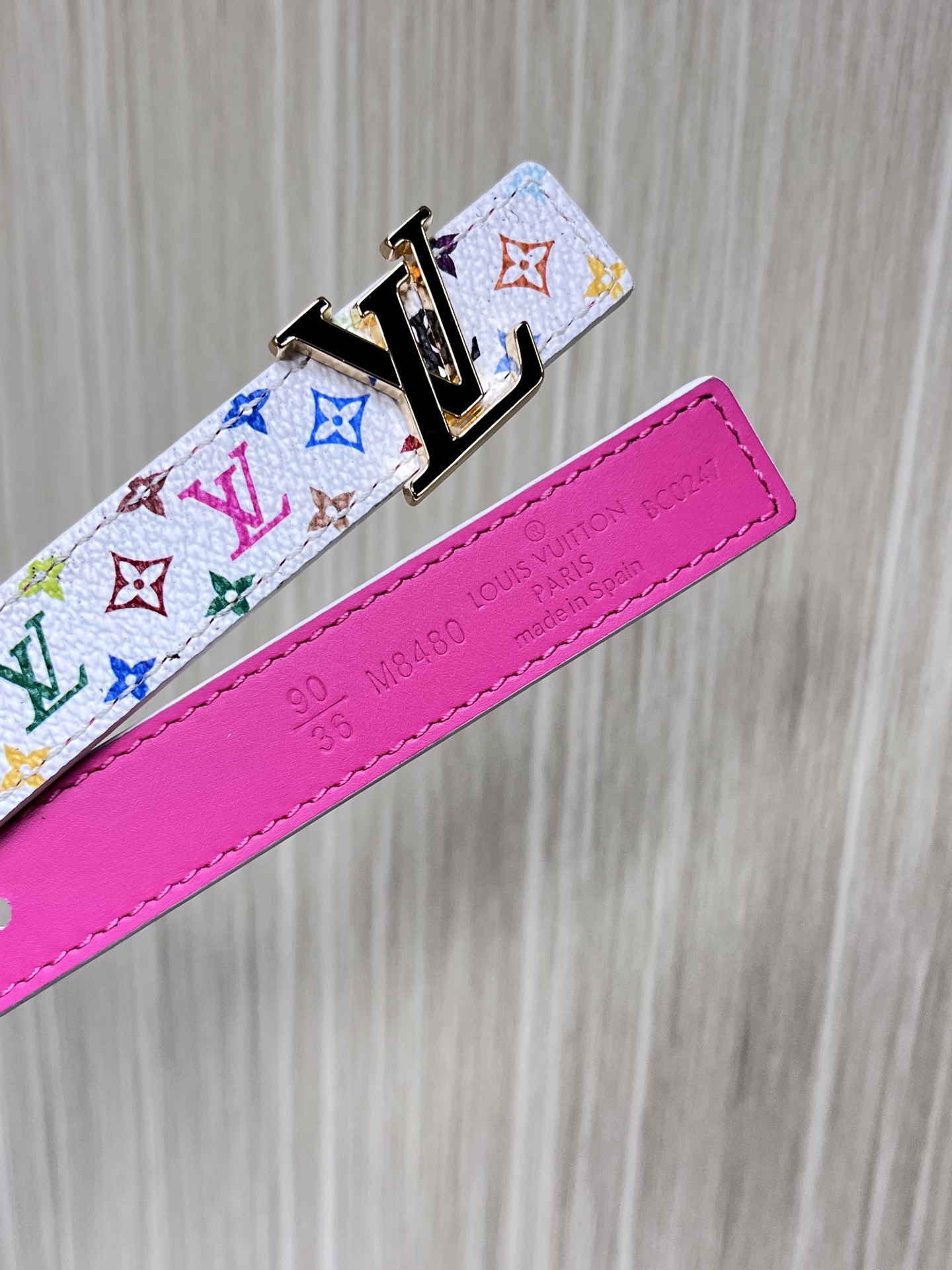  2.0宽白彩，一面白彩印花，另一面进口牛皮，白搭精品扣头