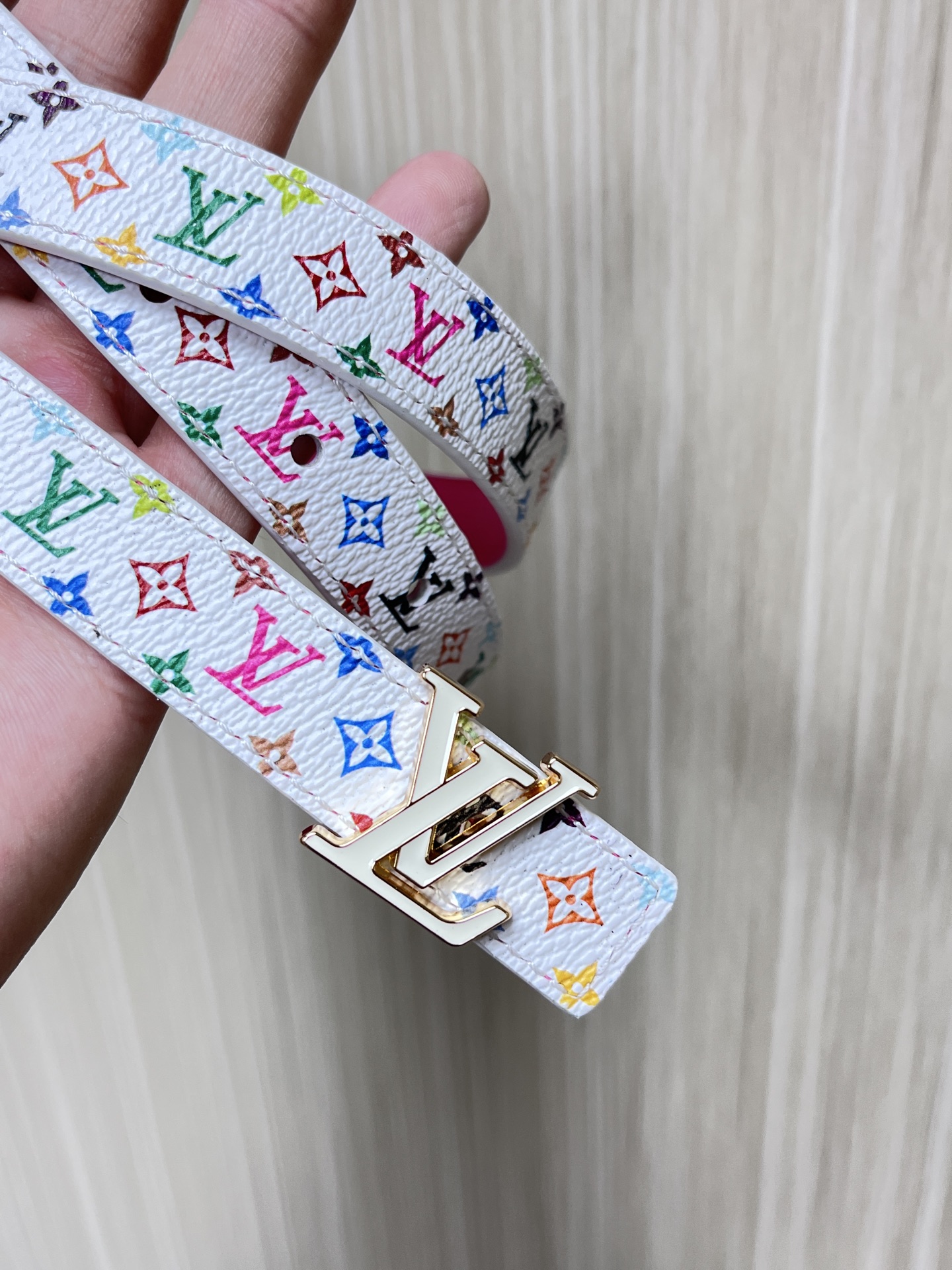  2.0宽白彩，一面白彩印花，另一面进口牛皮，白搭精品扣头