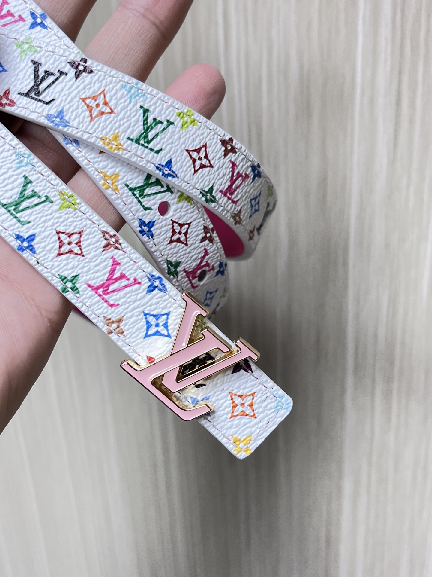  2.0宽白彩，一面白彩印花，另一面进口牛皮，白搭精品扣头