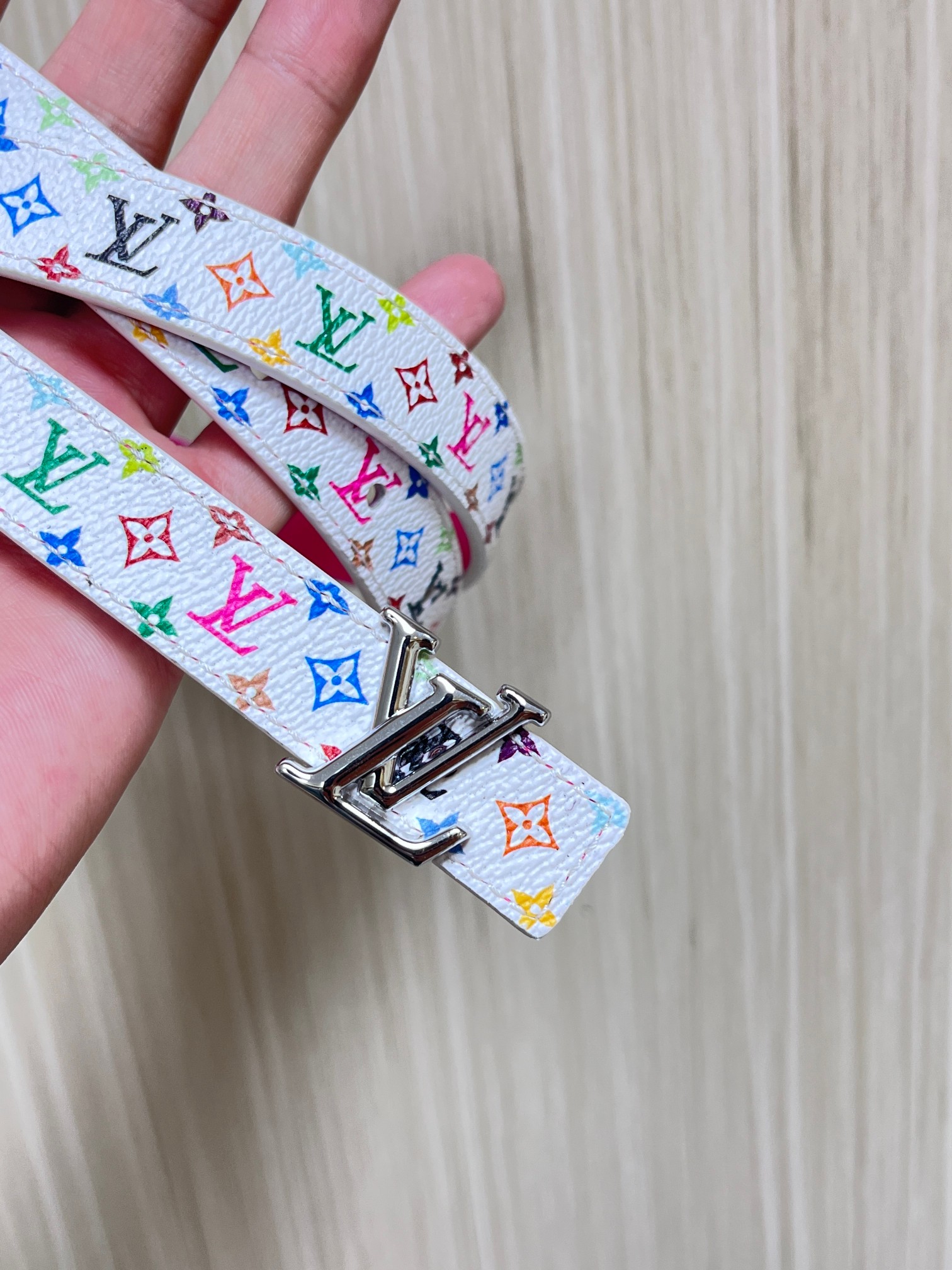  2.0宽白彩，一面白彩印花，另一面进口牛皮，白搭精品扣头