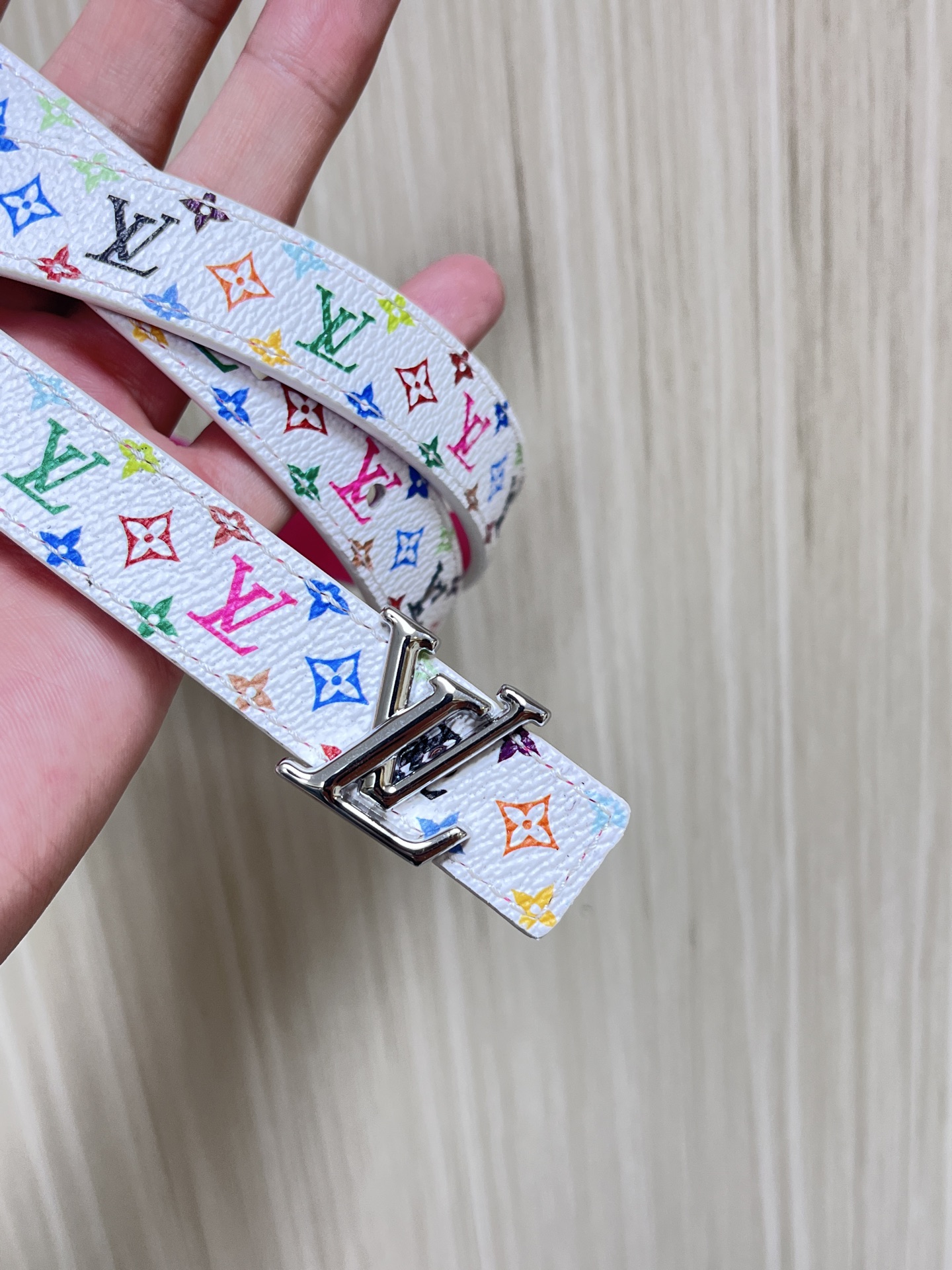  2.0宽白彩，一面白彩印花，另一面进口牛皮，白搭精品扣头