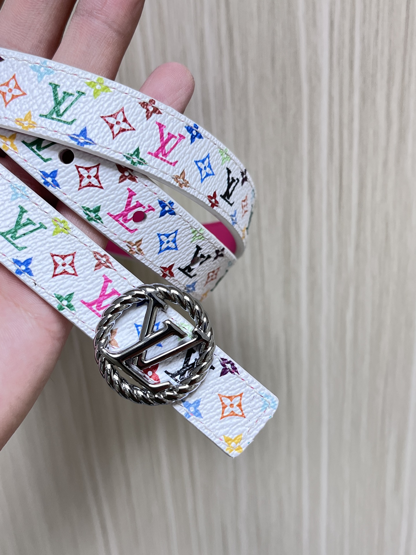  2.0宽白彩，一面白彩印花，另一面进口牛皮，白搭精品扣头