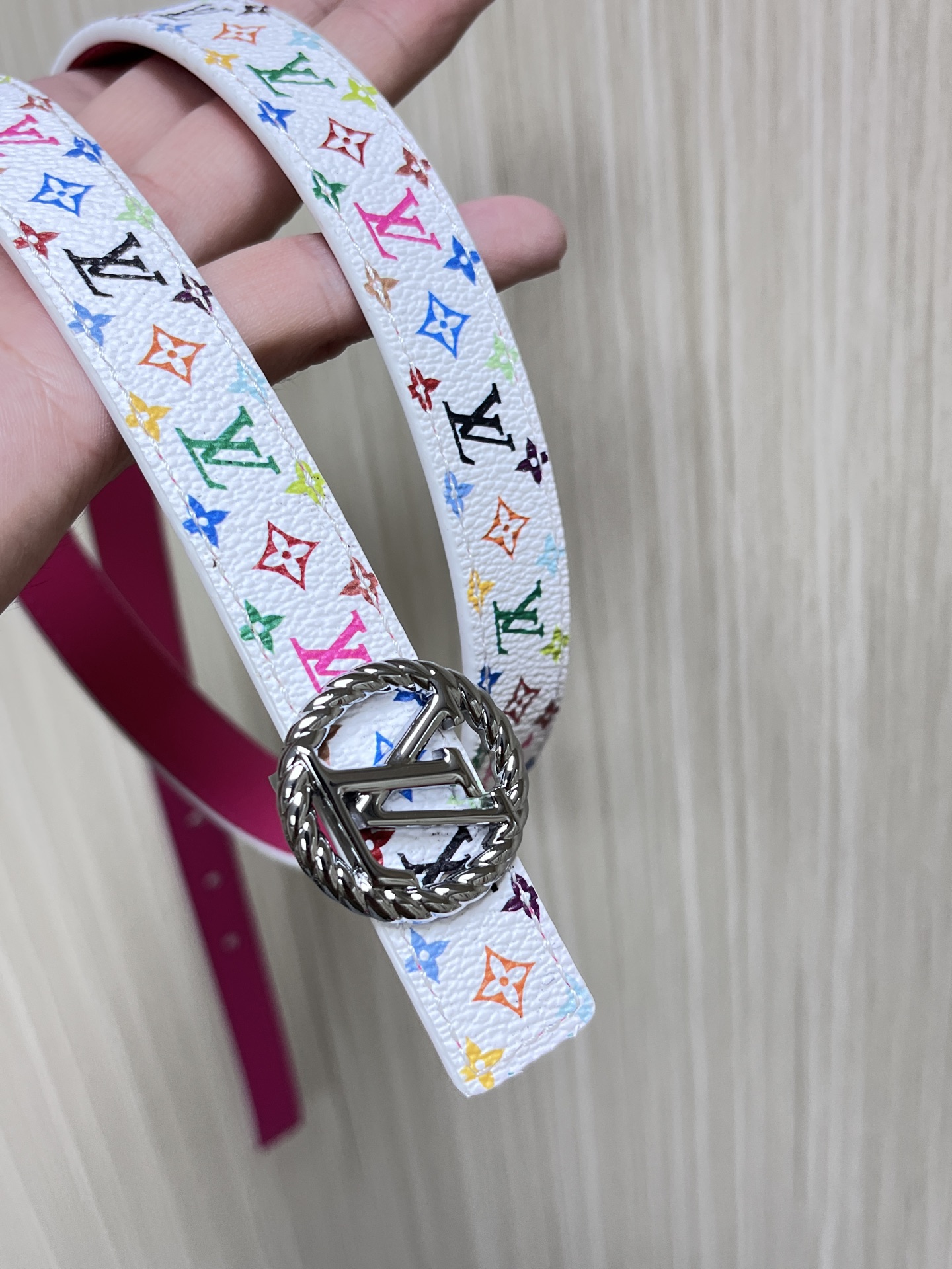  2.0宽白彩，一面白彩印花，另一面进口牛皮，白搭精品扣头