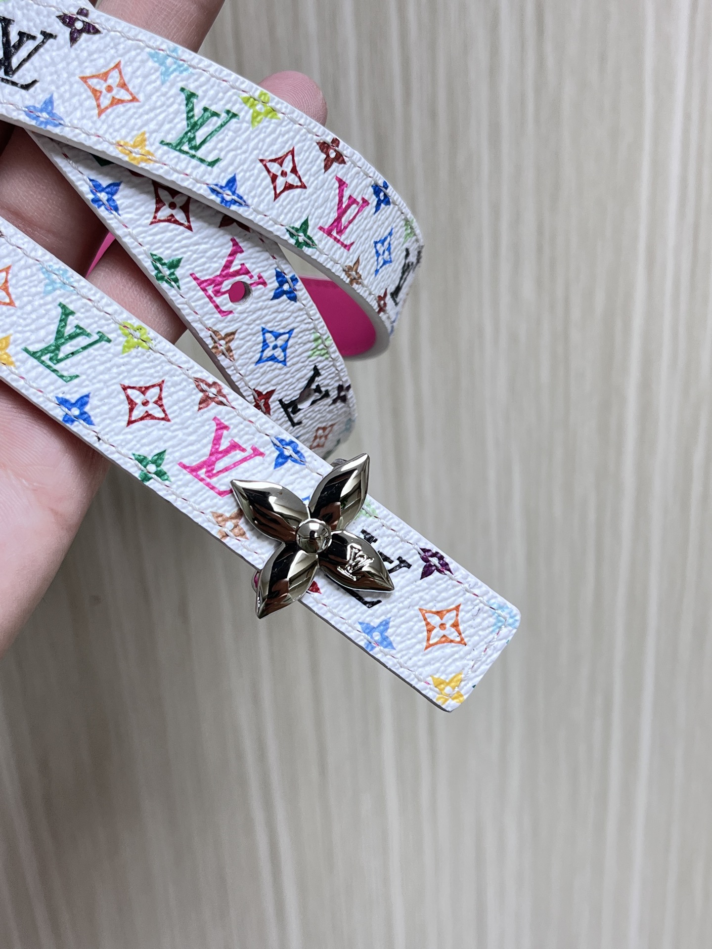  2.0宽白彩，一面白彩印花，另一面进口牛皮，白搭精品扣头