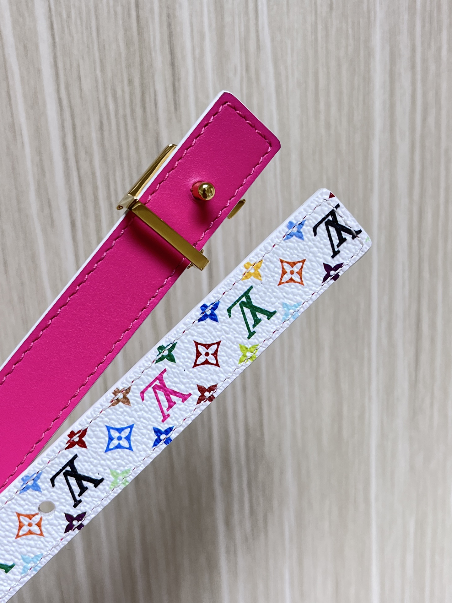  2.0宽白彩，一面白彩印花，另一面进口牛皮，白搭精品扣头