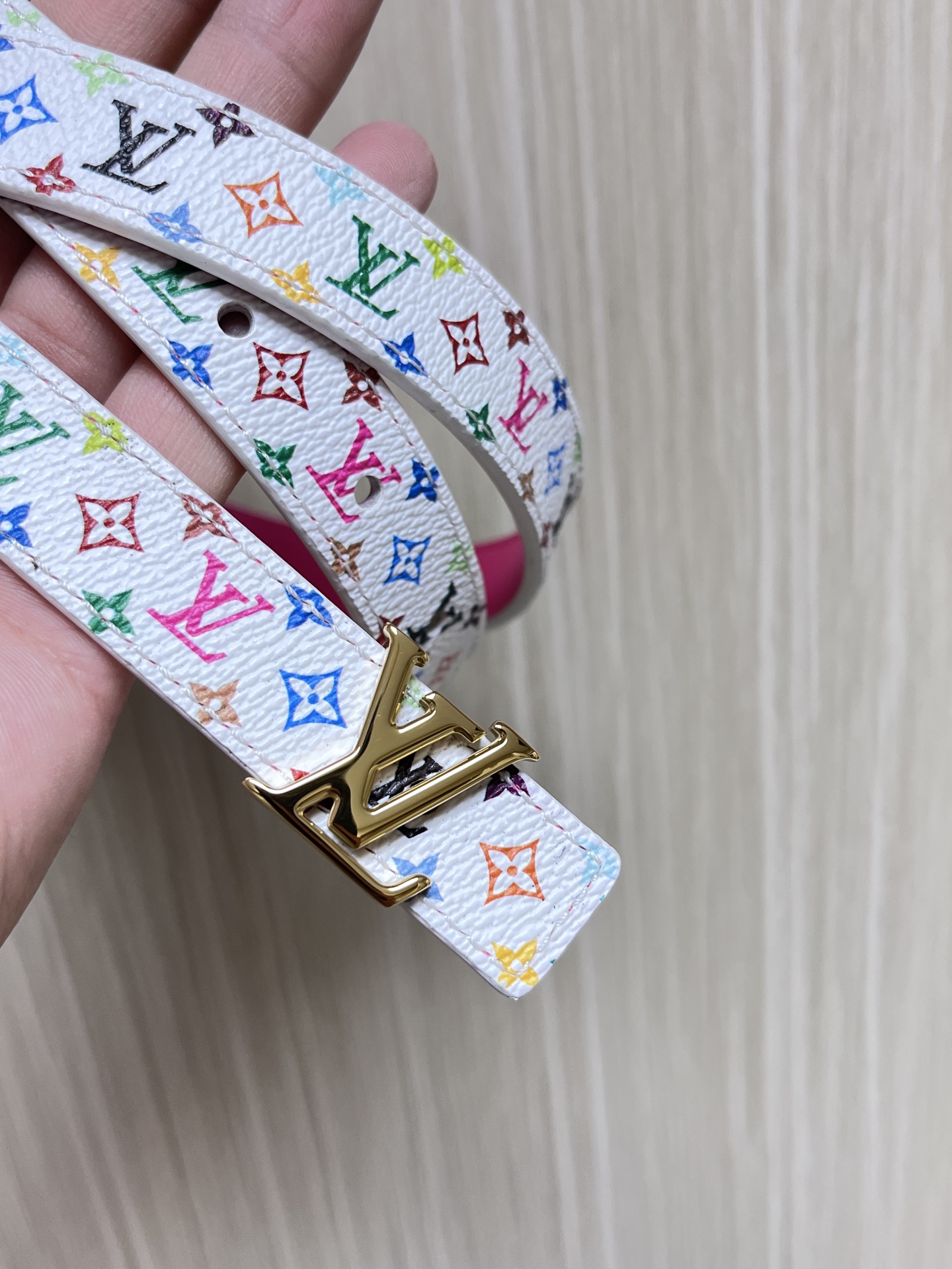  2.0宽白彩，一面白彩印花，另一面进口牛皮，白搭精品扣头