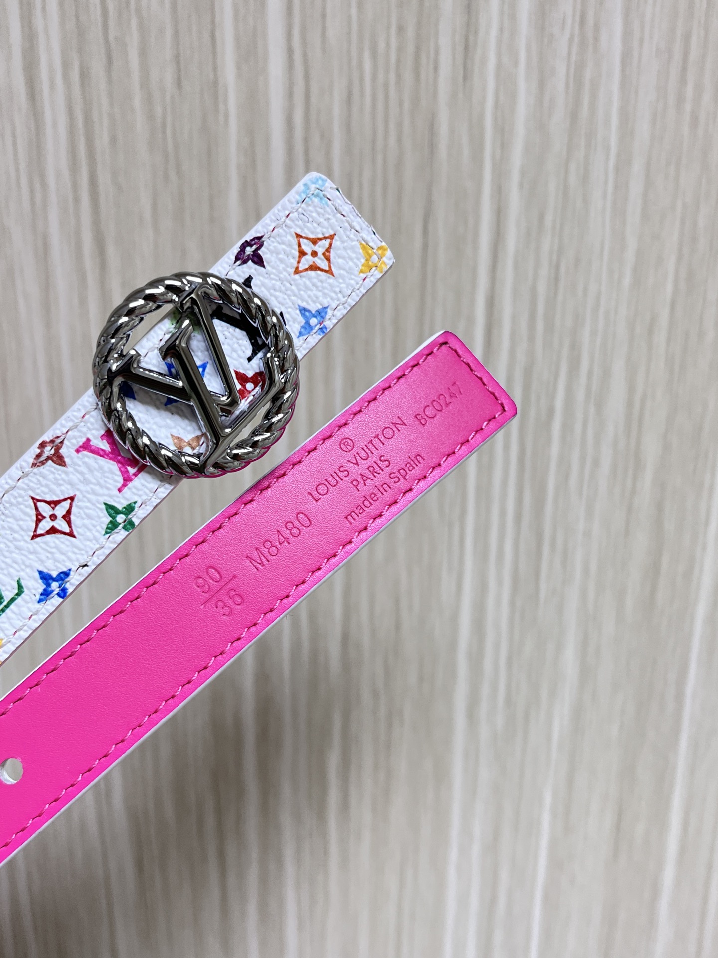 2.0宽白彩，一面白彩印花，另一面进口牛皮，白搭精品扣头