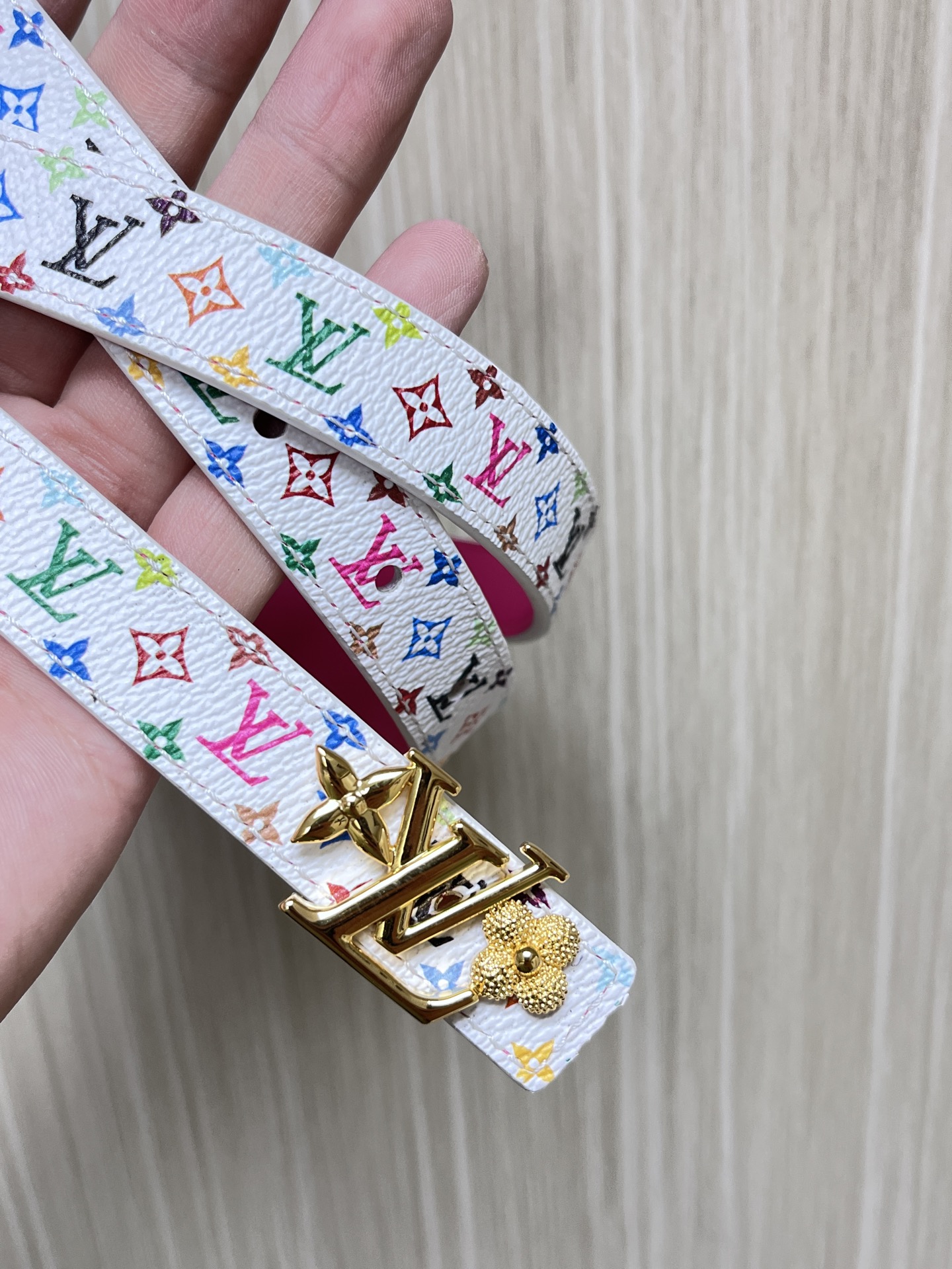  2.0宽白彩，一面白彩印花，另一面进口牛皮，白搭精品扣头