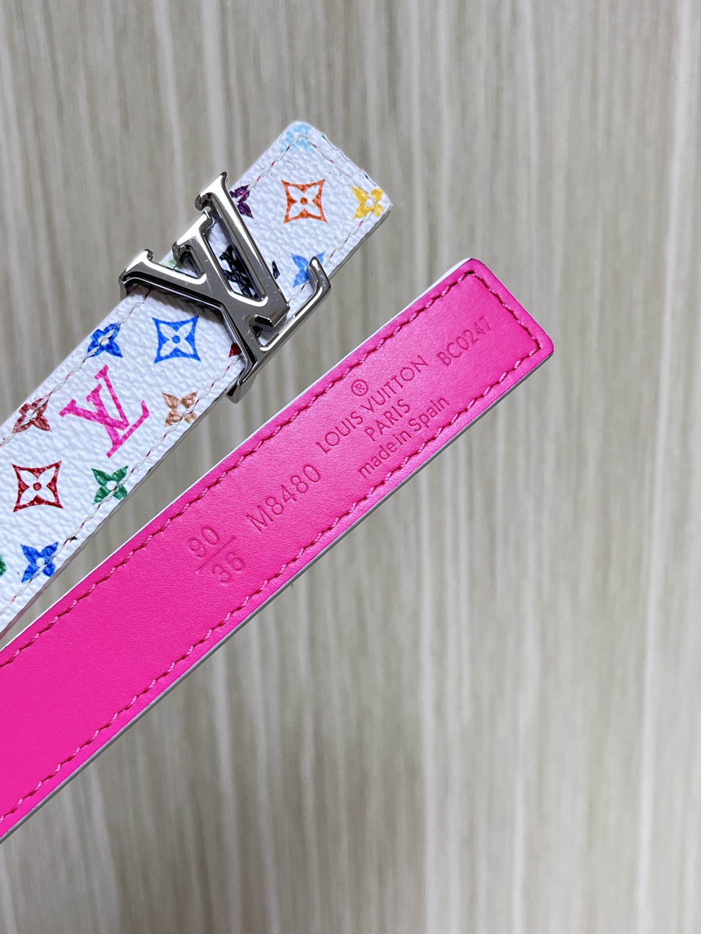  2.0宽白彩，一面白彩印花，另一面进口牛皮，白搭精品扣头