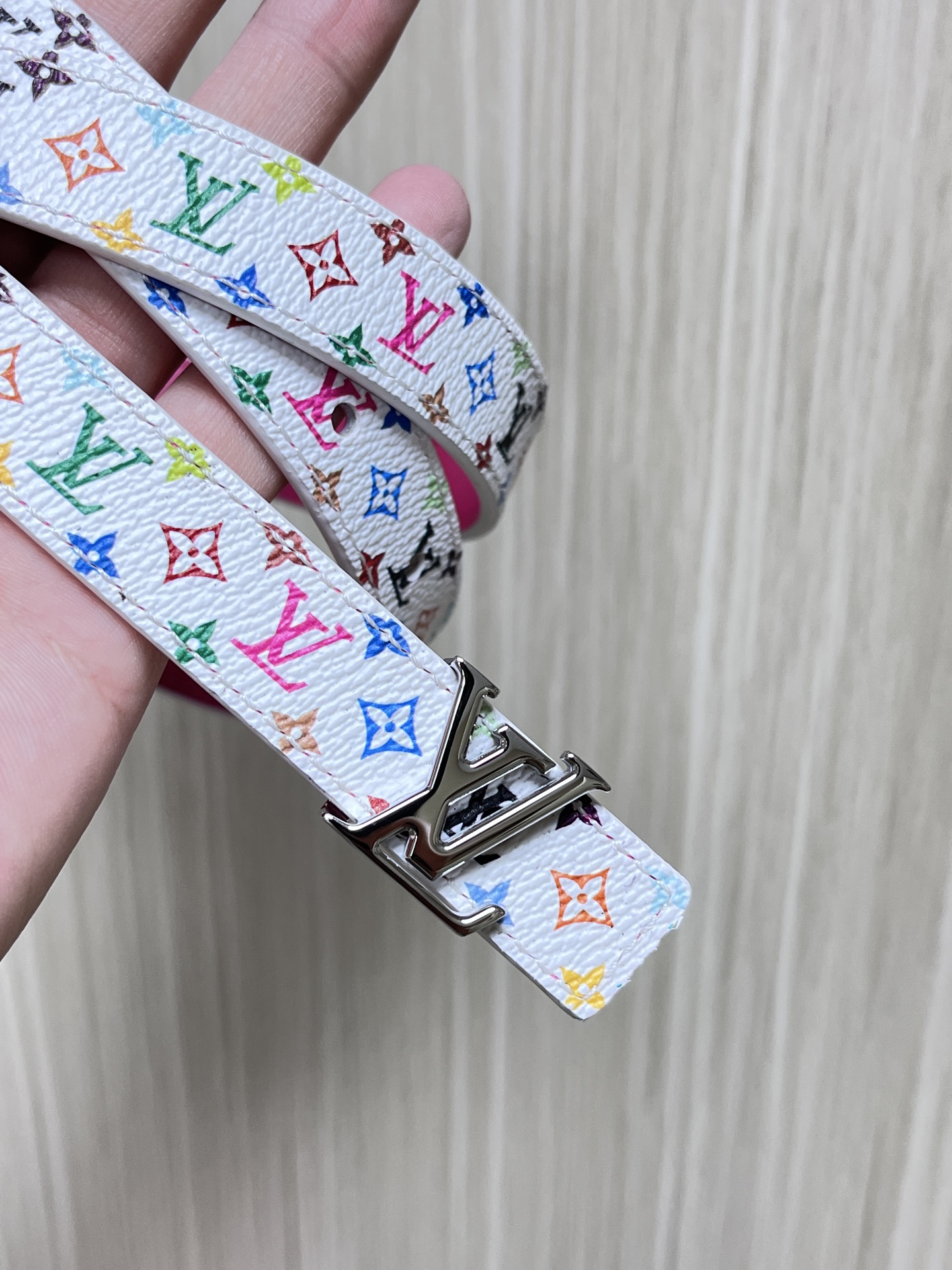 2.0宽白彩，一面白彩印花，另一面进口牛皮，白搭精品扣头