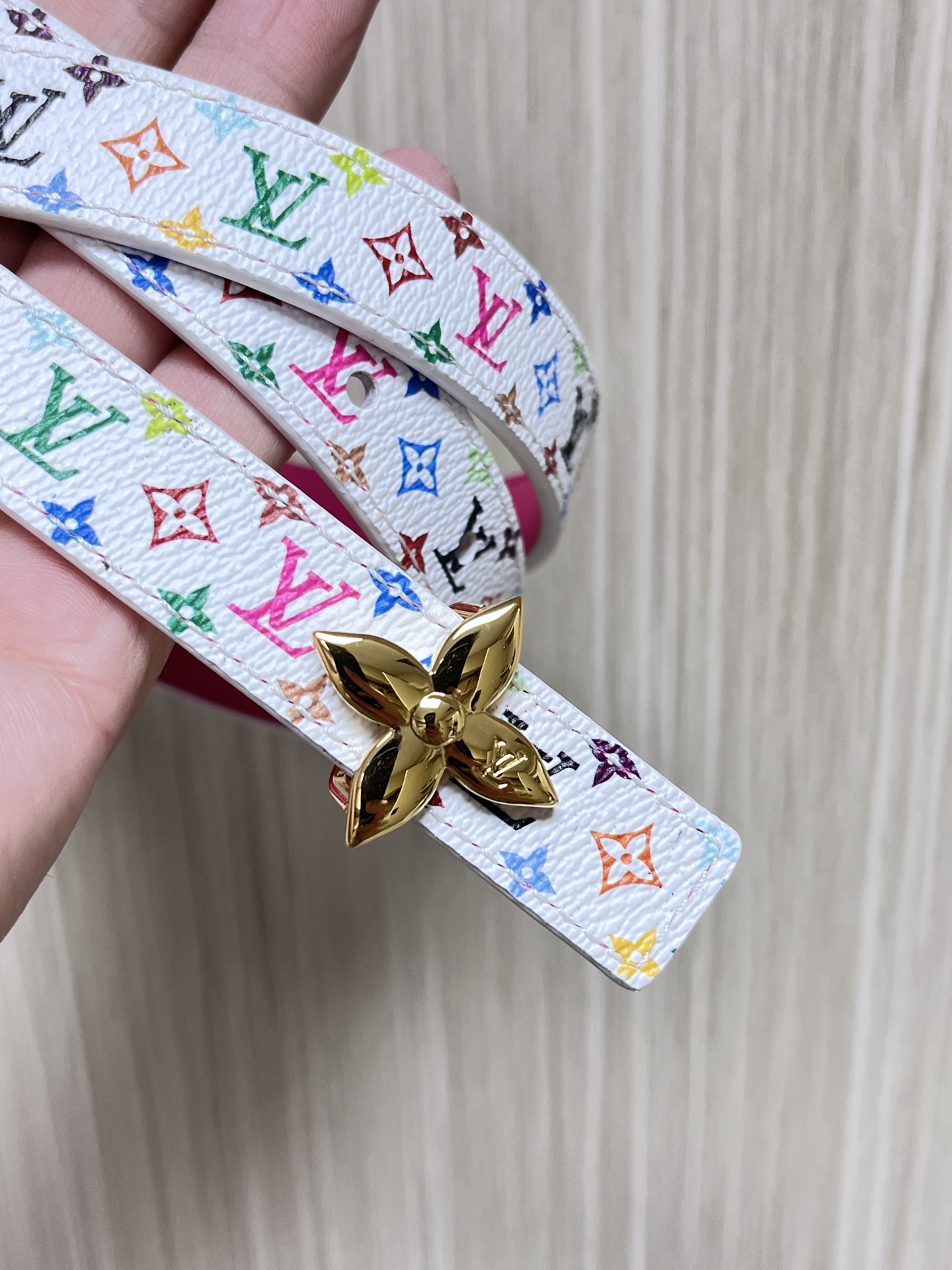  2.0宽白彩，一面白彩印花，另一面进口牛皮，白搭精品扣头