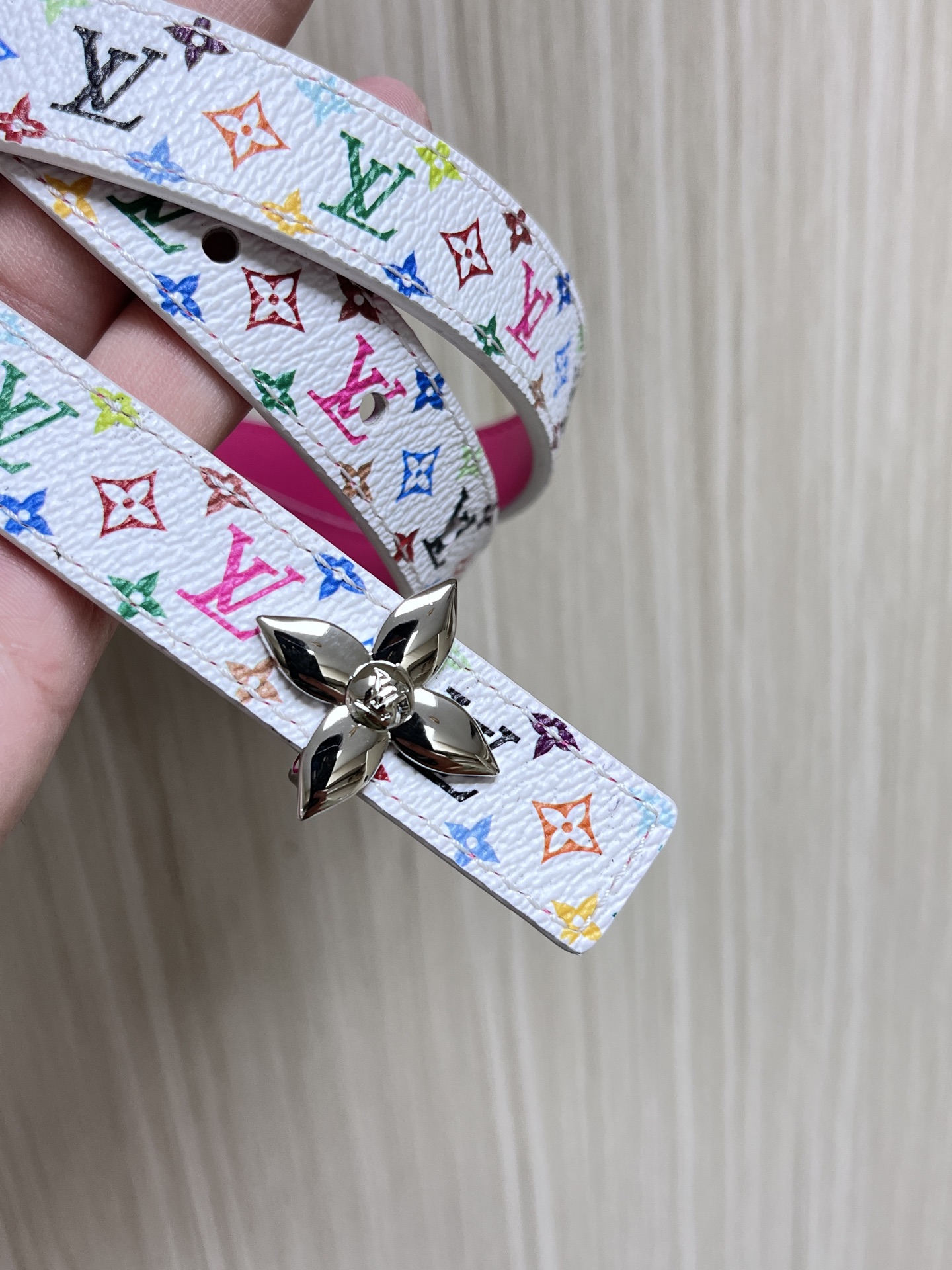  2.0宽白彩，一面白彩印花，另一面进口牛皮，白搭精品扣头