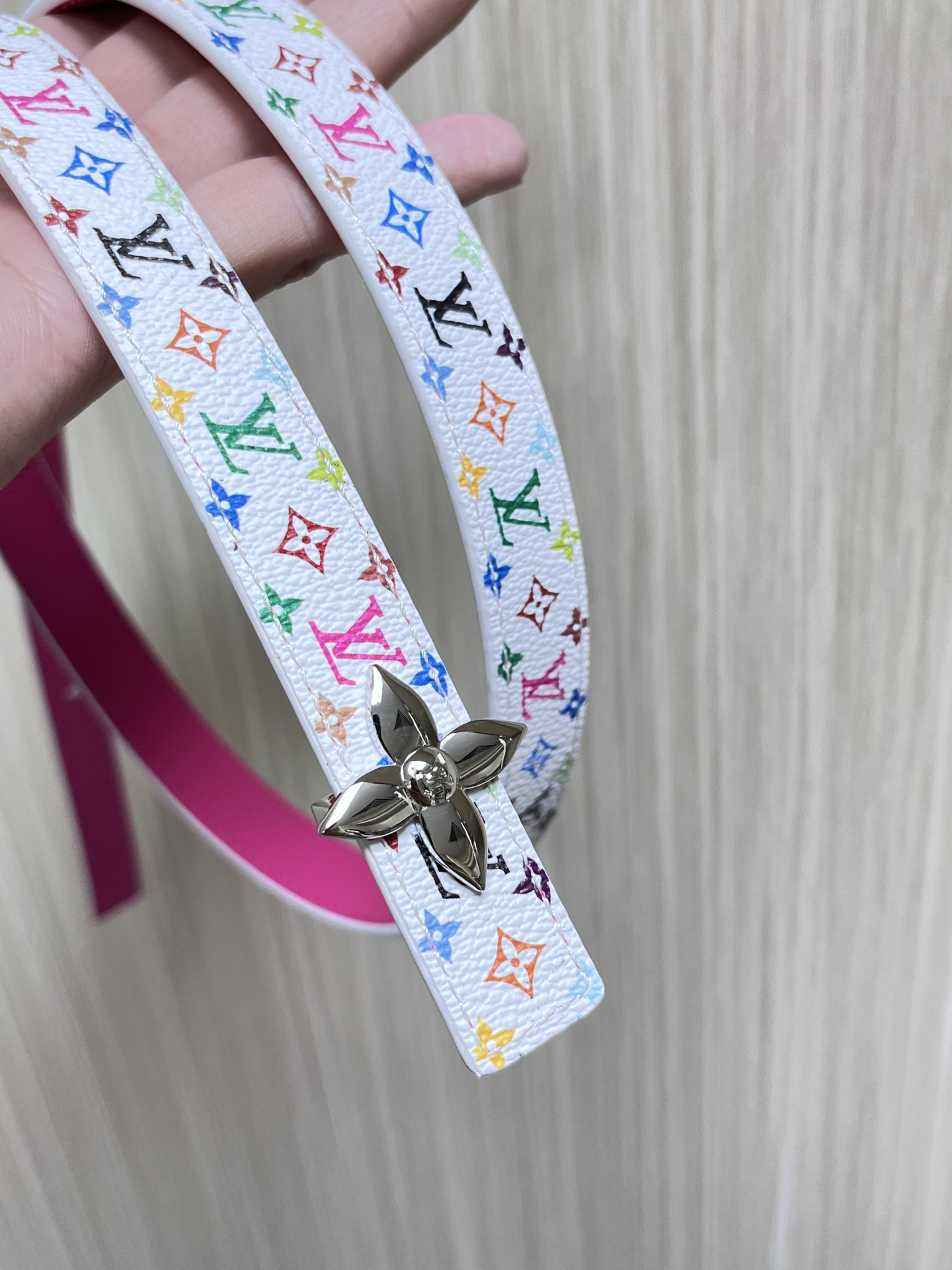  2.0宽白彩，一面白彩印花，另一面进口牛皮，白搭精品扣头