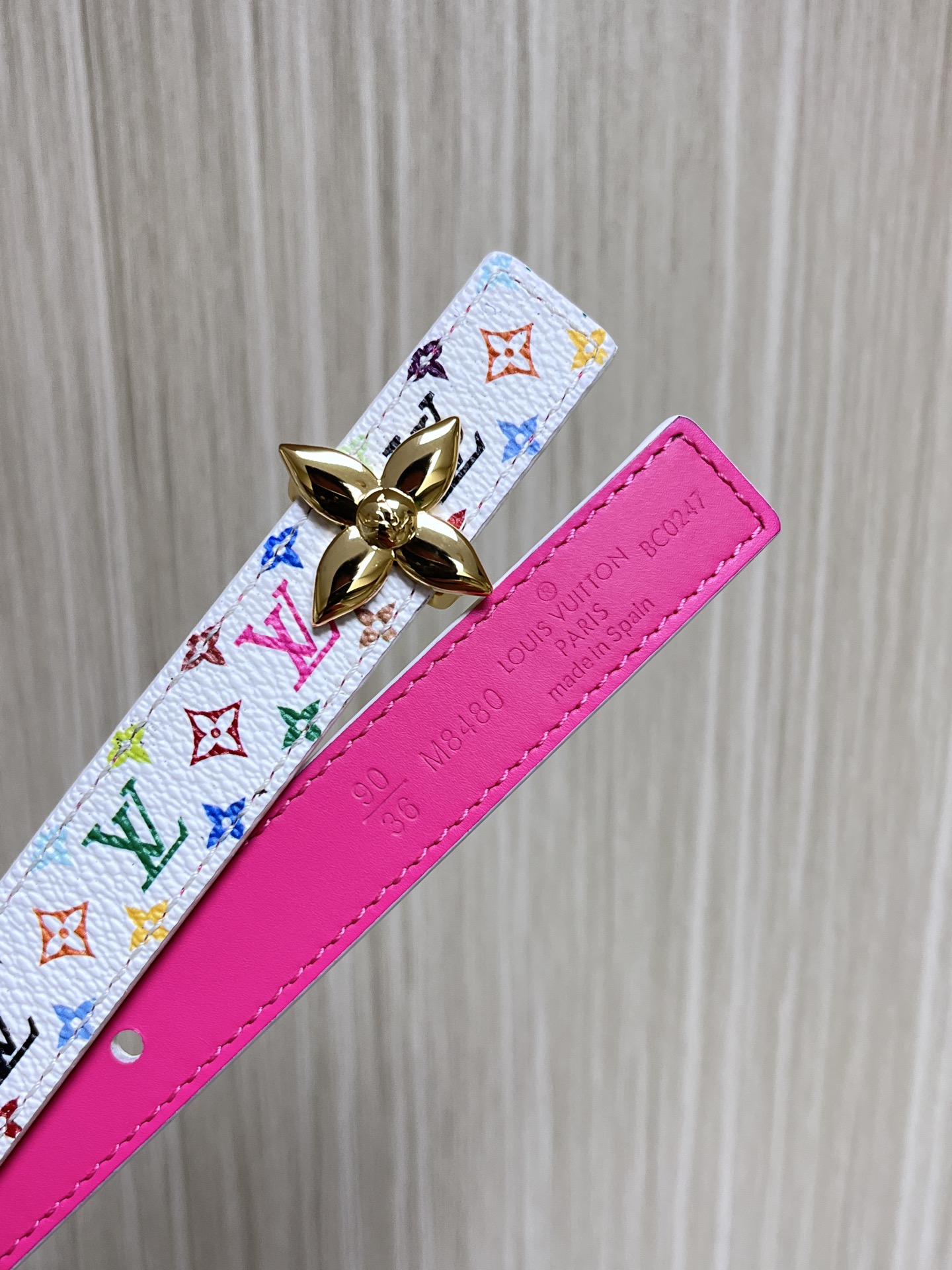  2.0宽白彩，一面白彩印花，另一面进口牛皮，白搭精品扣头