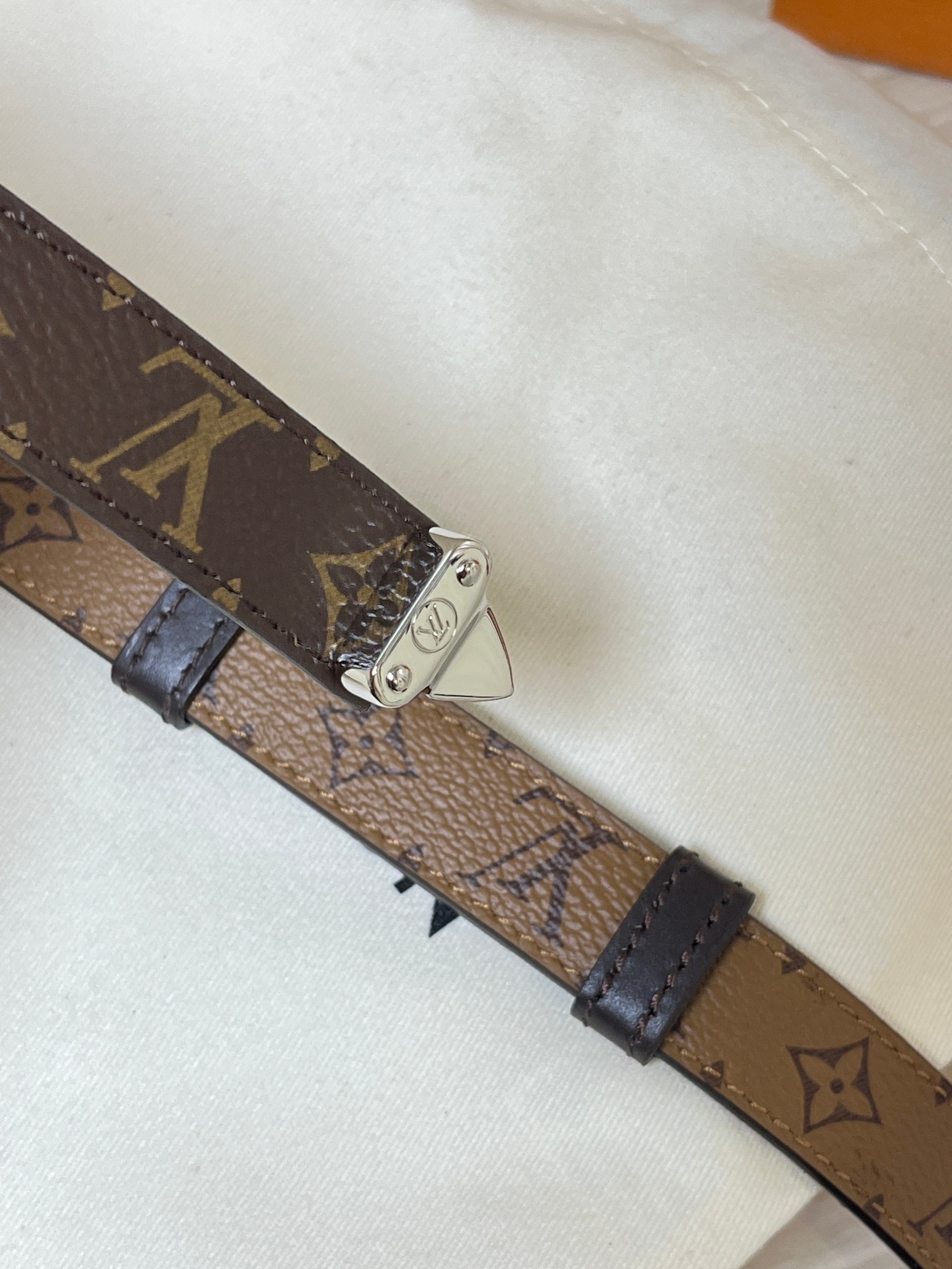 2.0黑色Serrures 腰带取材牛皮革，以耀目 S-Lock 搭扣致意品牌传统硬箱。路易威登标识压纹