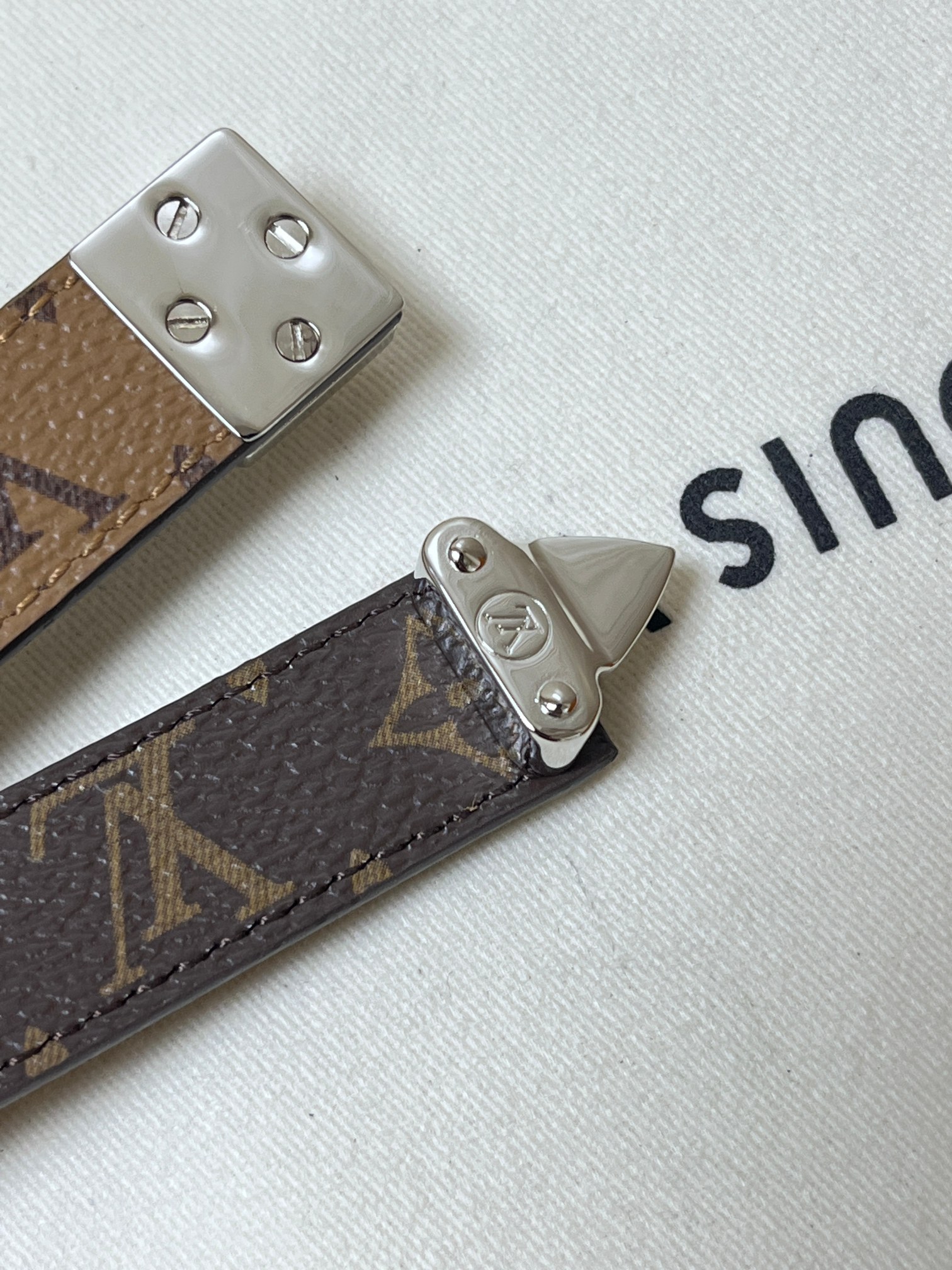 2.0黑色Serrures 腰带取材牛皮革，以耀目 S-Lock 搭扣致意品牌传统硬箱。路易威登标识压纹