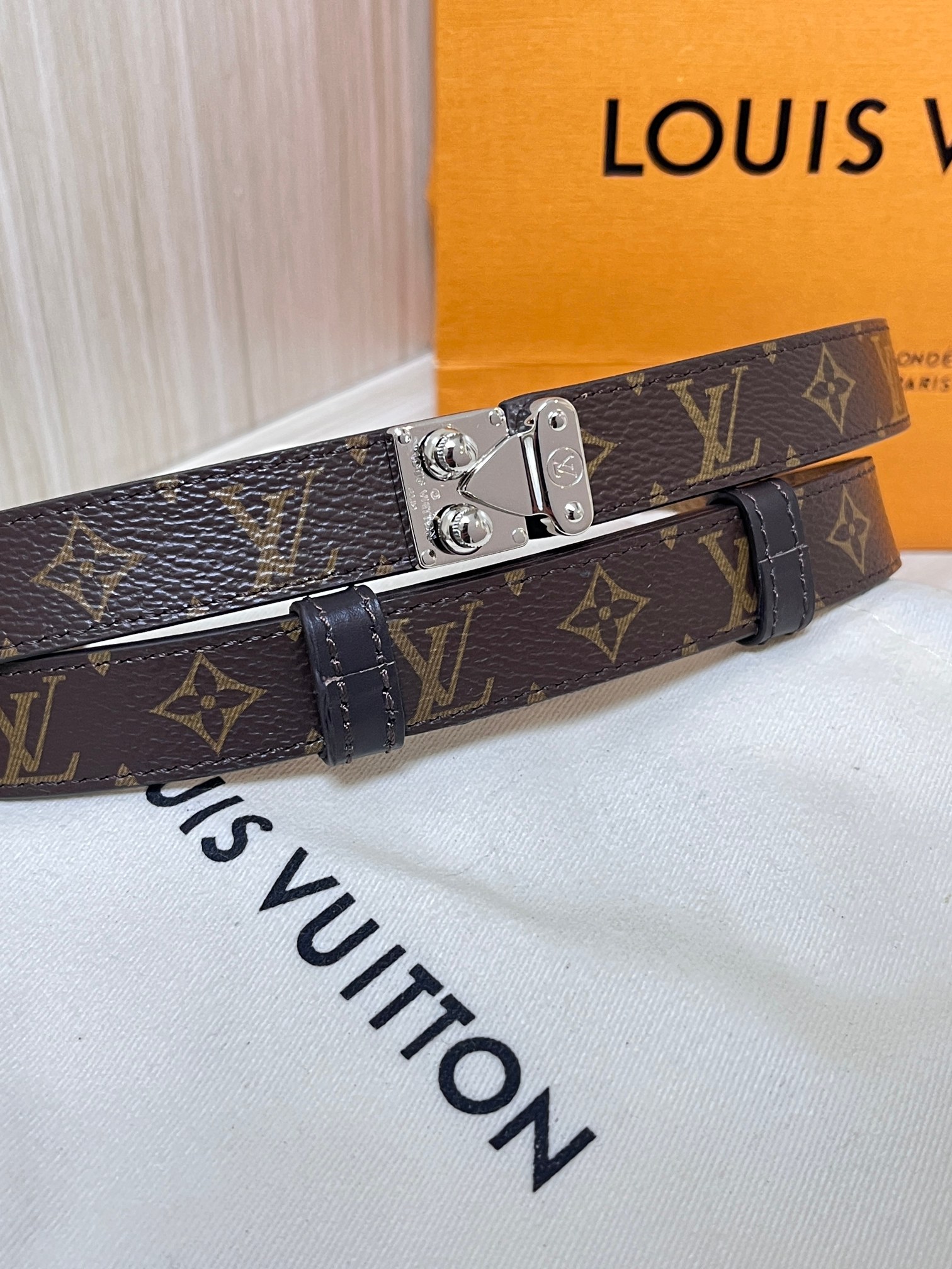 2.0黑色Serrures 腰带取材牛皮革，以耀目 S-Lock 搭扣致意品牌传统硬箱。路易威登标识压纹