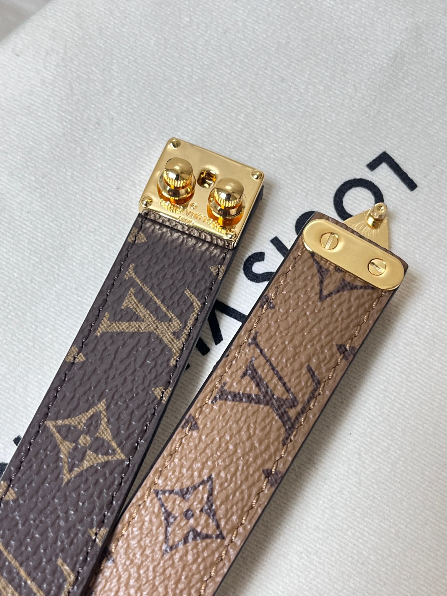 2.0宽双面帆布印花， 腰带取材牛皮革，以耀目 S-Lock 搭扣致意品牌传统硬箱。路易威登标识压纹和 