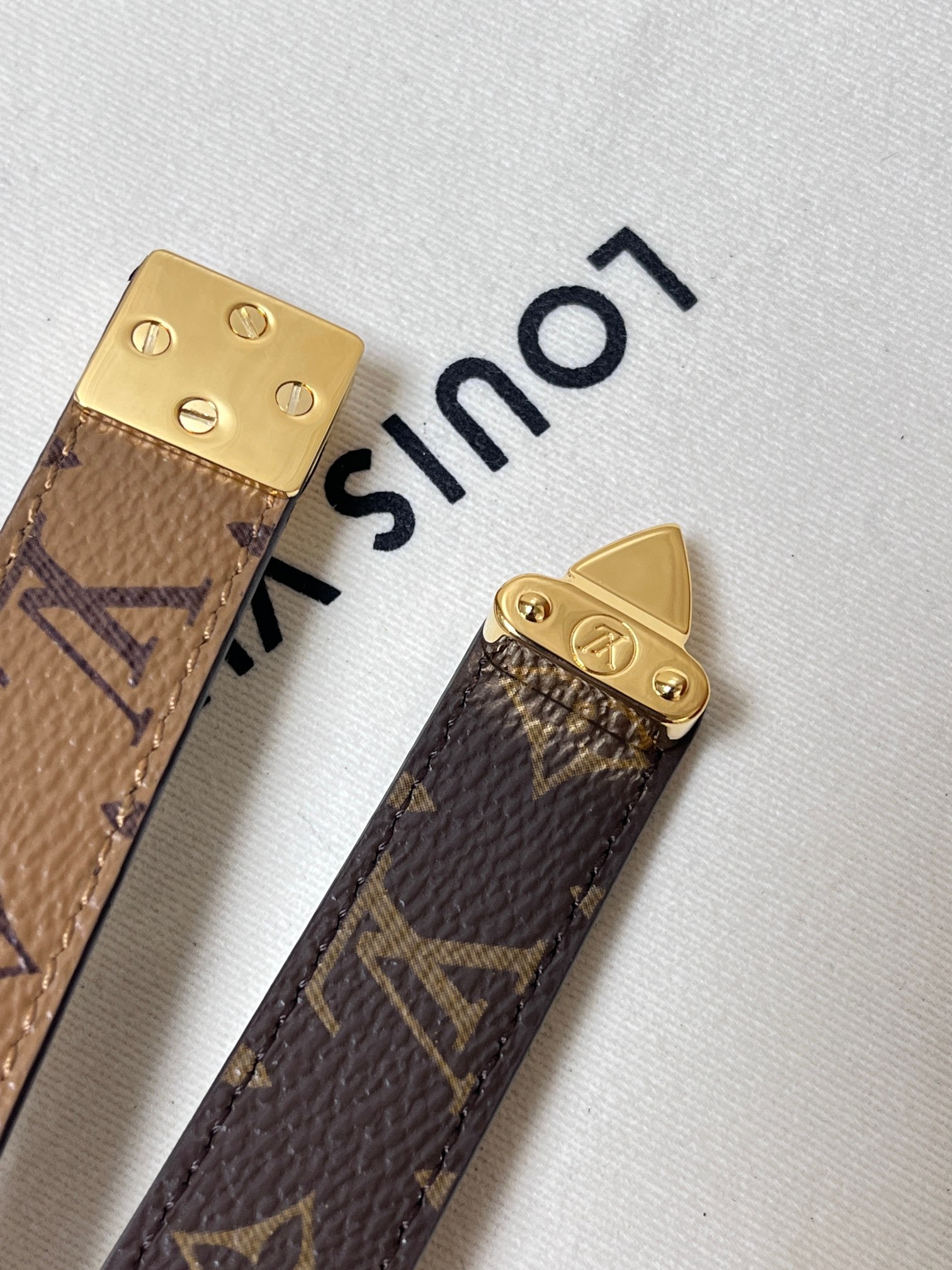 2.0宽双面帆布印花， 腰带取材牛皮革，以耀目 S-Lock 搭扣致意品牌传统硬箱。路易威登标识压纹和 