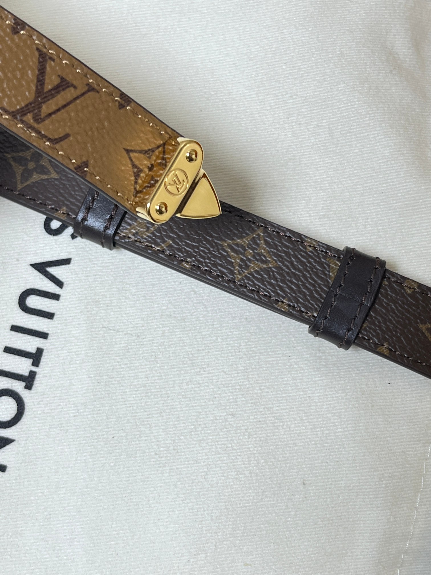 2.0宽双面帆布印花， 腰带取材牛皮革，以耀目 S-Lock 搭扣致意品牌传统硬箱。路易威登标识压纹和 