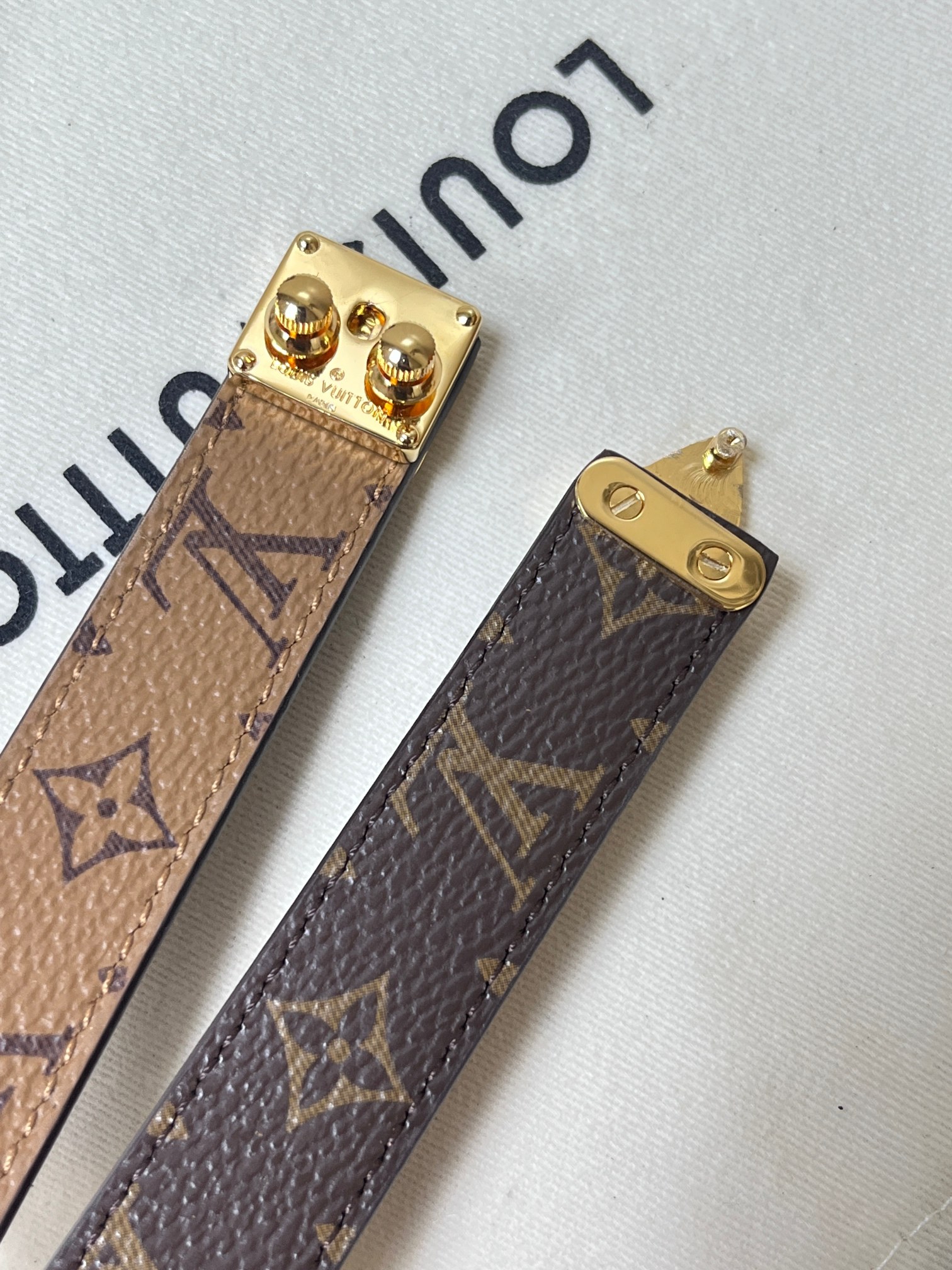 2.0宽双面帆布印花， 腰带取材牛皮革，以耀目 S-Lock 搭扣致意品牌传统硬箱。路易威登标识压纹和 