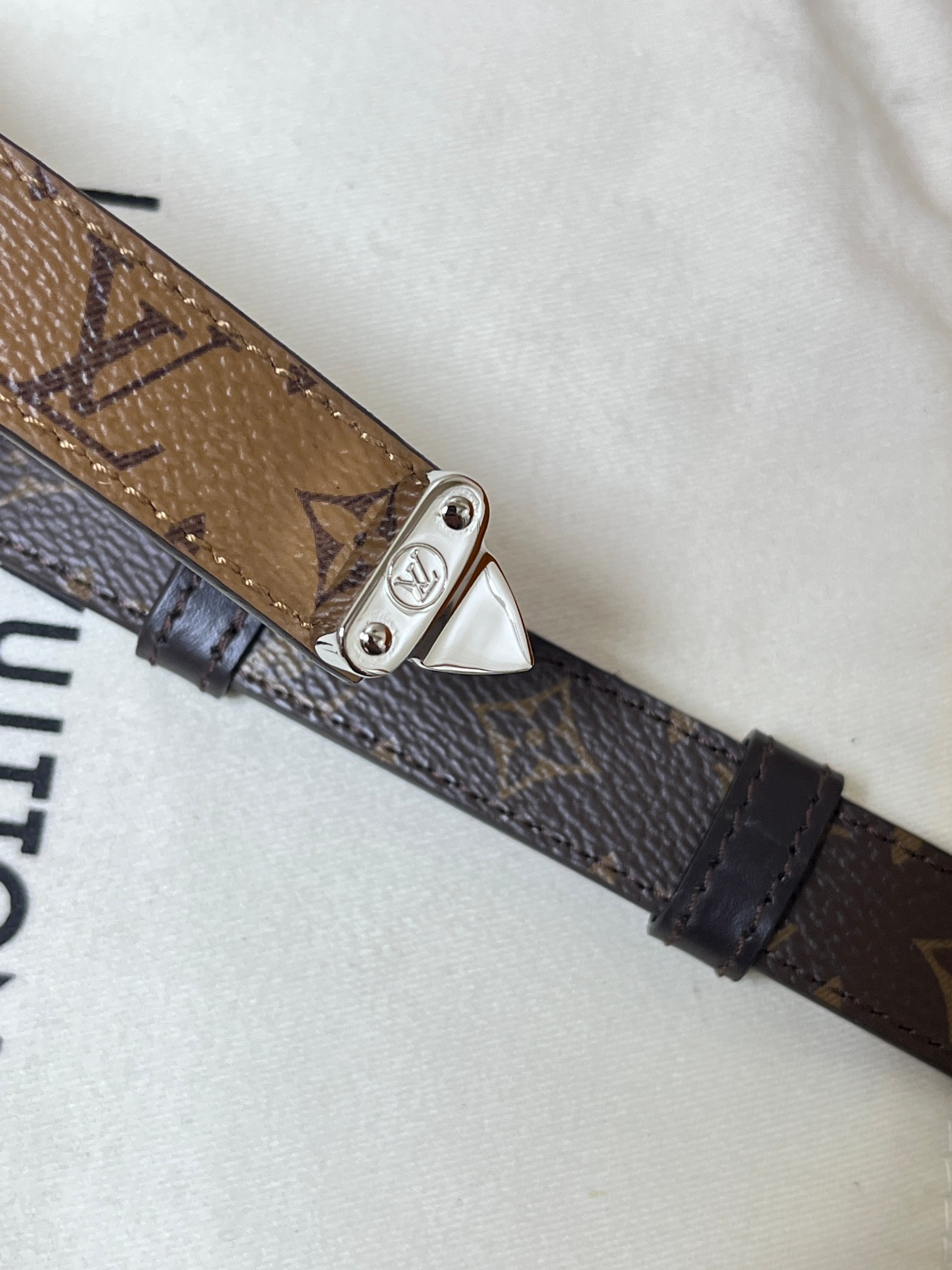 2.0黑色Serrures 腰带取材牛皮革，以耀目 S-Lock 搭扣致意品牌传统硬箱。路易威登标识压纹